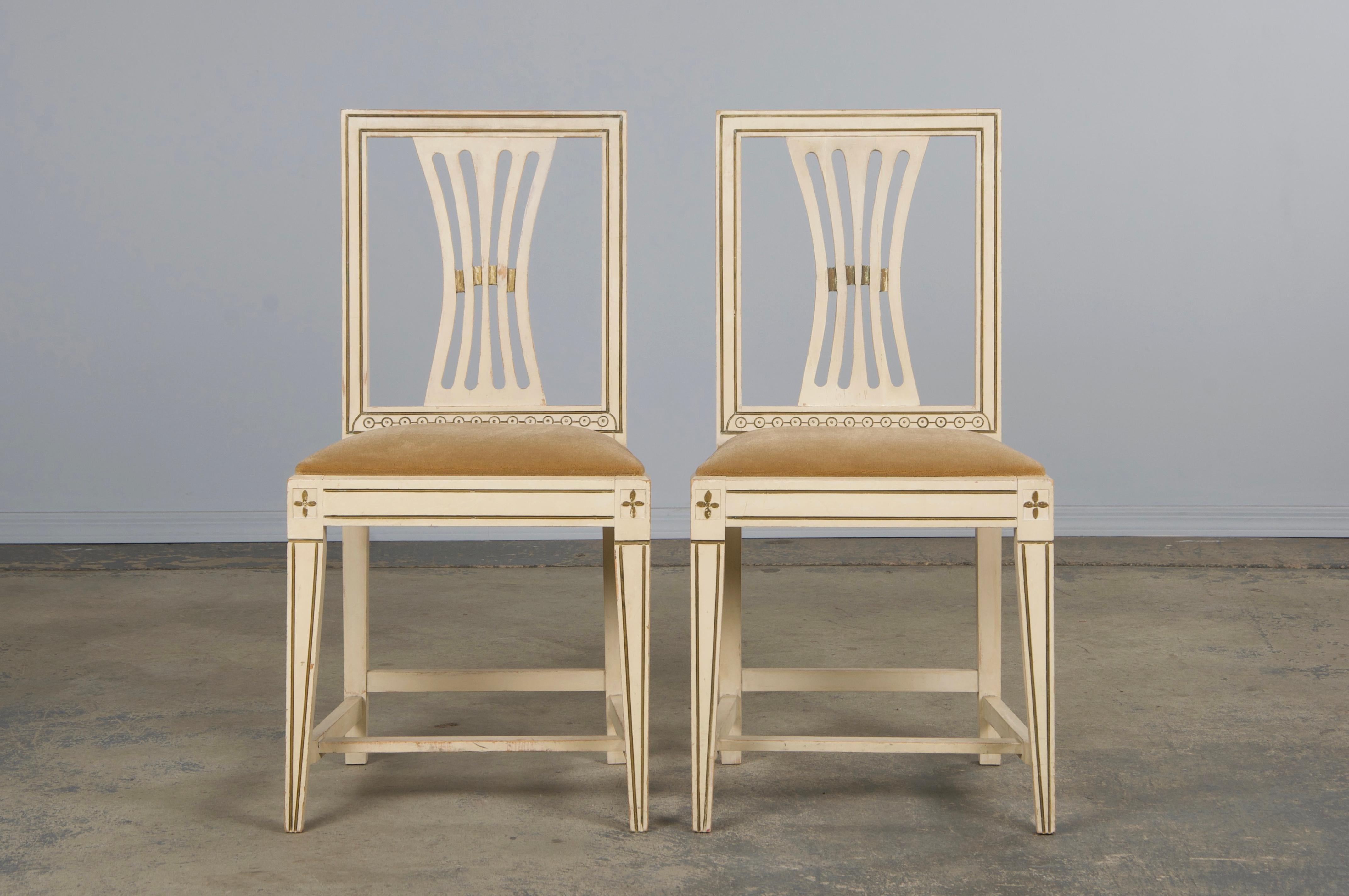 Schwedische bemalte Esszimmerstühle im Gustavianischen Stil mit beigefarbenem Samt - 6er-Set (20. Jahrhundert) im Angebot