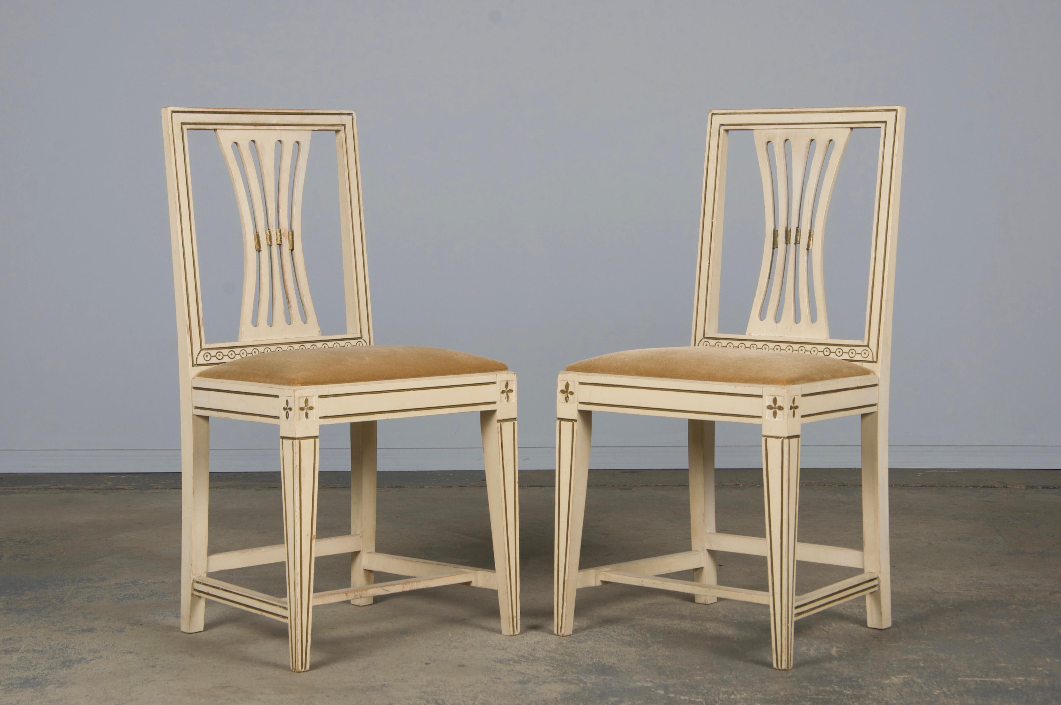 Schwedische bemalte Esszimmerstühle im Gustavianischen Stil mit beigefarbenem Samt - 6er-Set im Angebot 1