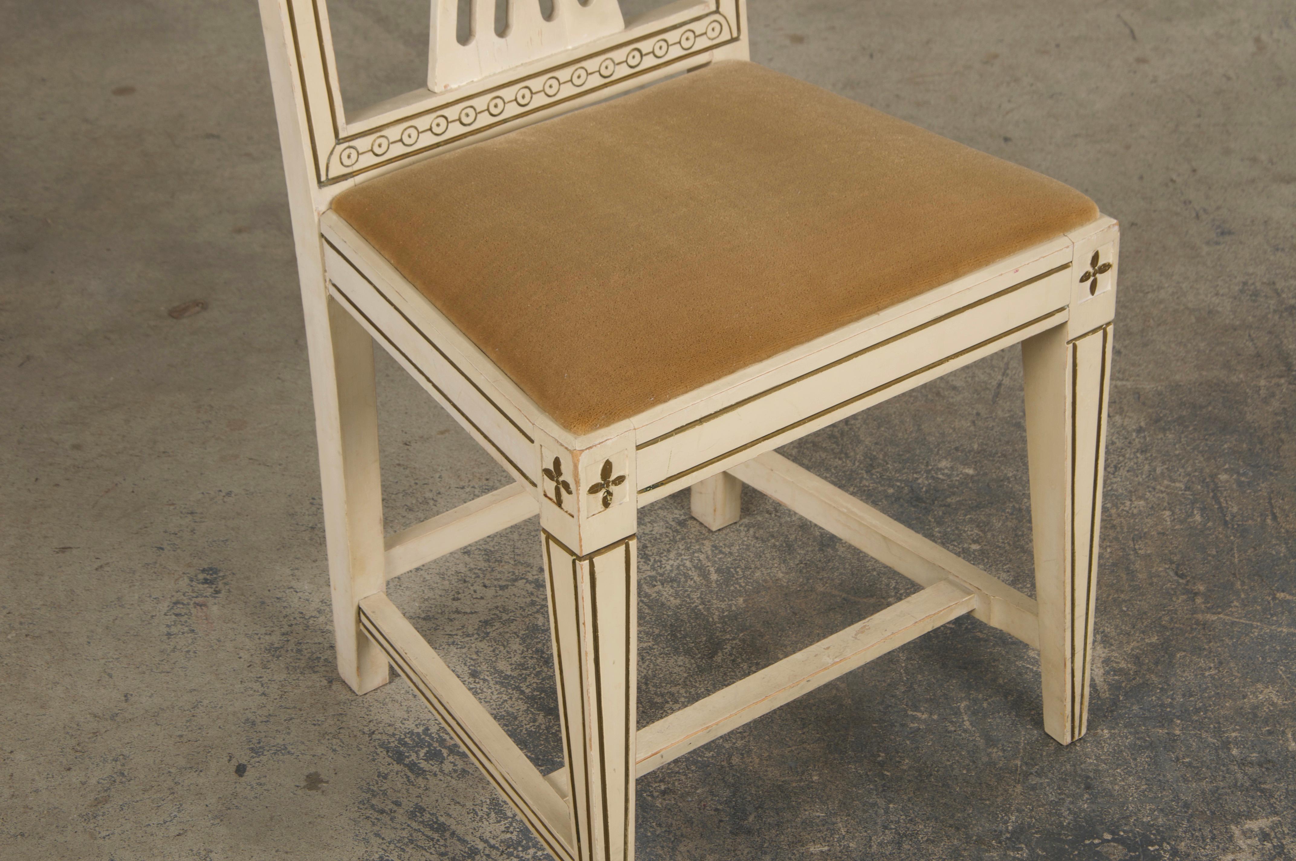 Schwedische bemalte Esszimmerstühle im Gustavianischen Stil mit beigefarbenem Samt - 6er-Set im Angebot 4
