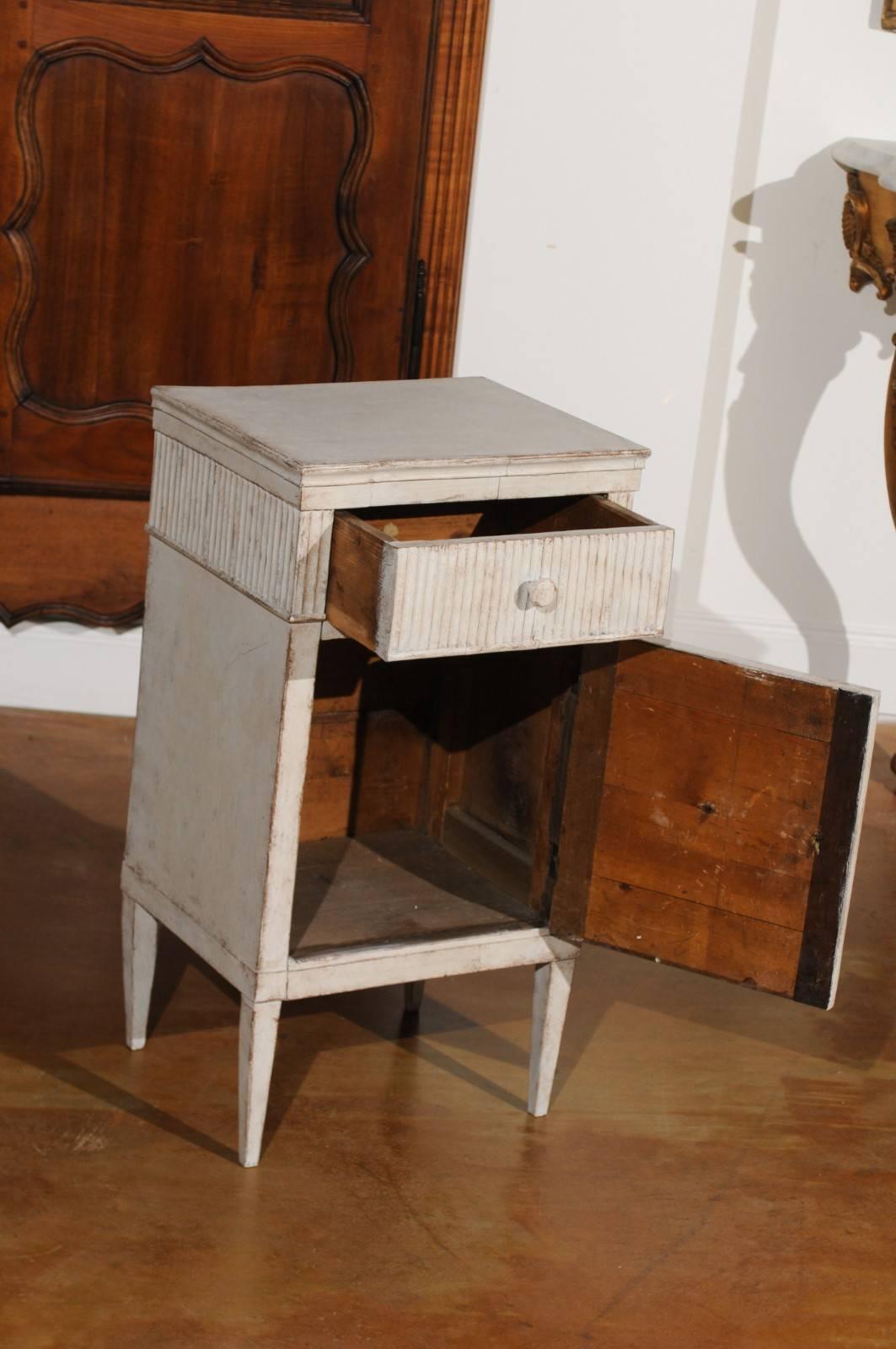 Swedish Gustavian Style Painted Nightstand Table with Reeded Motifs, circa 1880 In Good Condition In Atlanta, GA