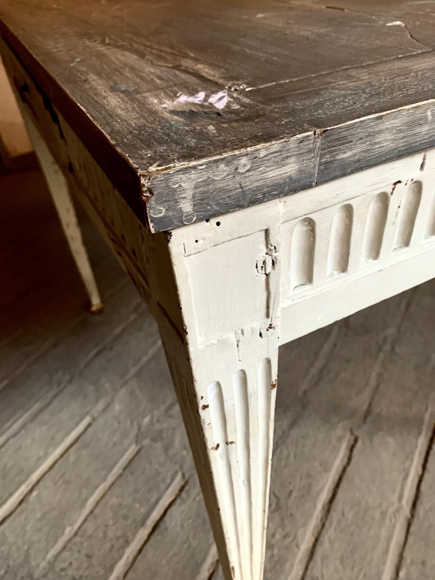 Console ou bureau de style suédois gustavien en bois de pin peint et sculpté à la main, avec un simple tiroir et une table en bois dur classique, peint en gris clair, typique du goût scandinave. Le plateau est peint en gris foncé, reposant sur