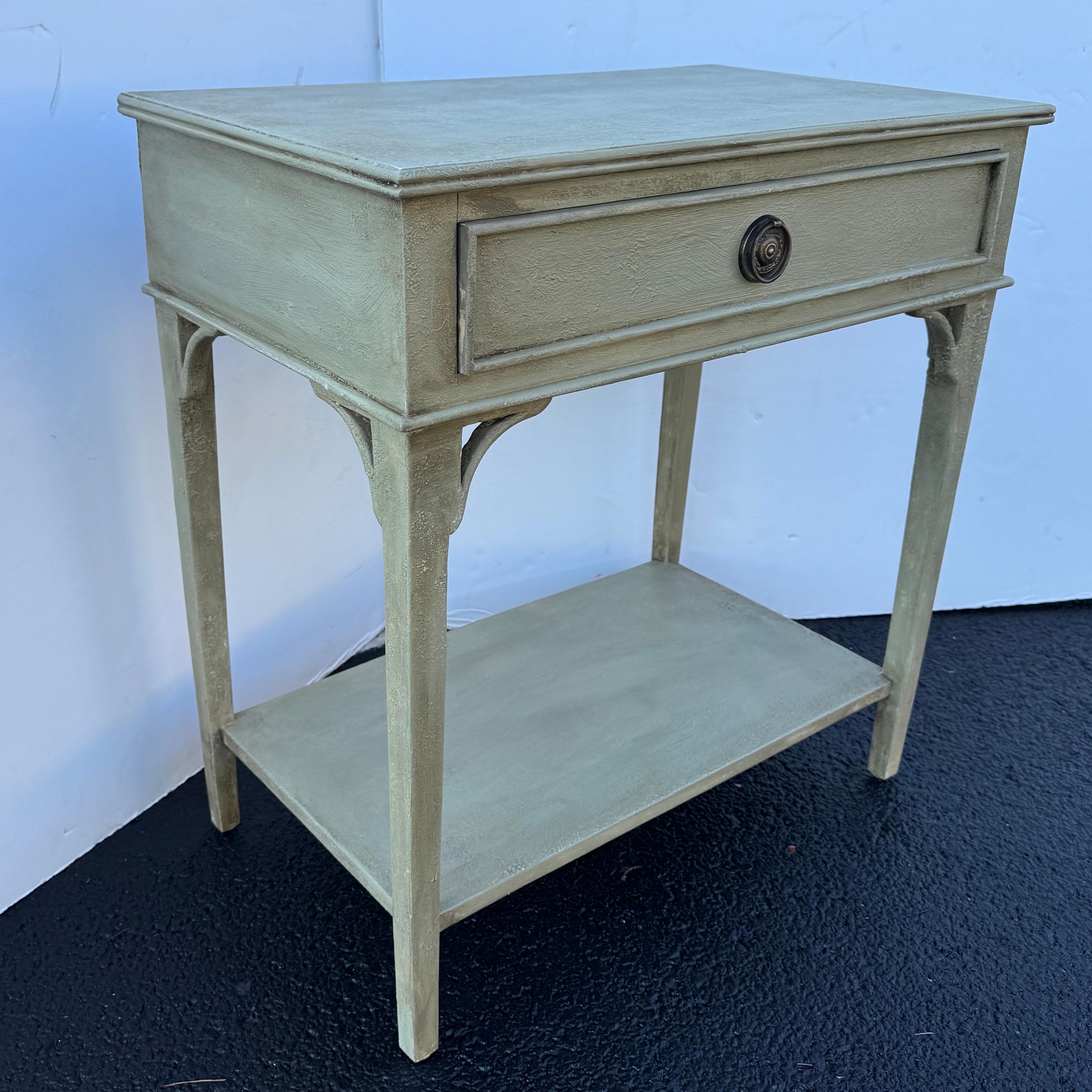 Dieser im schwedischen Stil handbemalte Tisch in einem skandinavischen neutralen Grün ist aus Massivholz gefertigt. Dieser Tisch ist mit klassischen Details wie einer handgefertigten Oberfläche und bronzierten Ringbeschlägen ausgestattet. Dieses