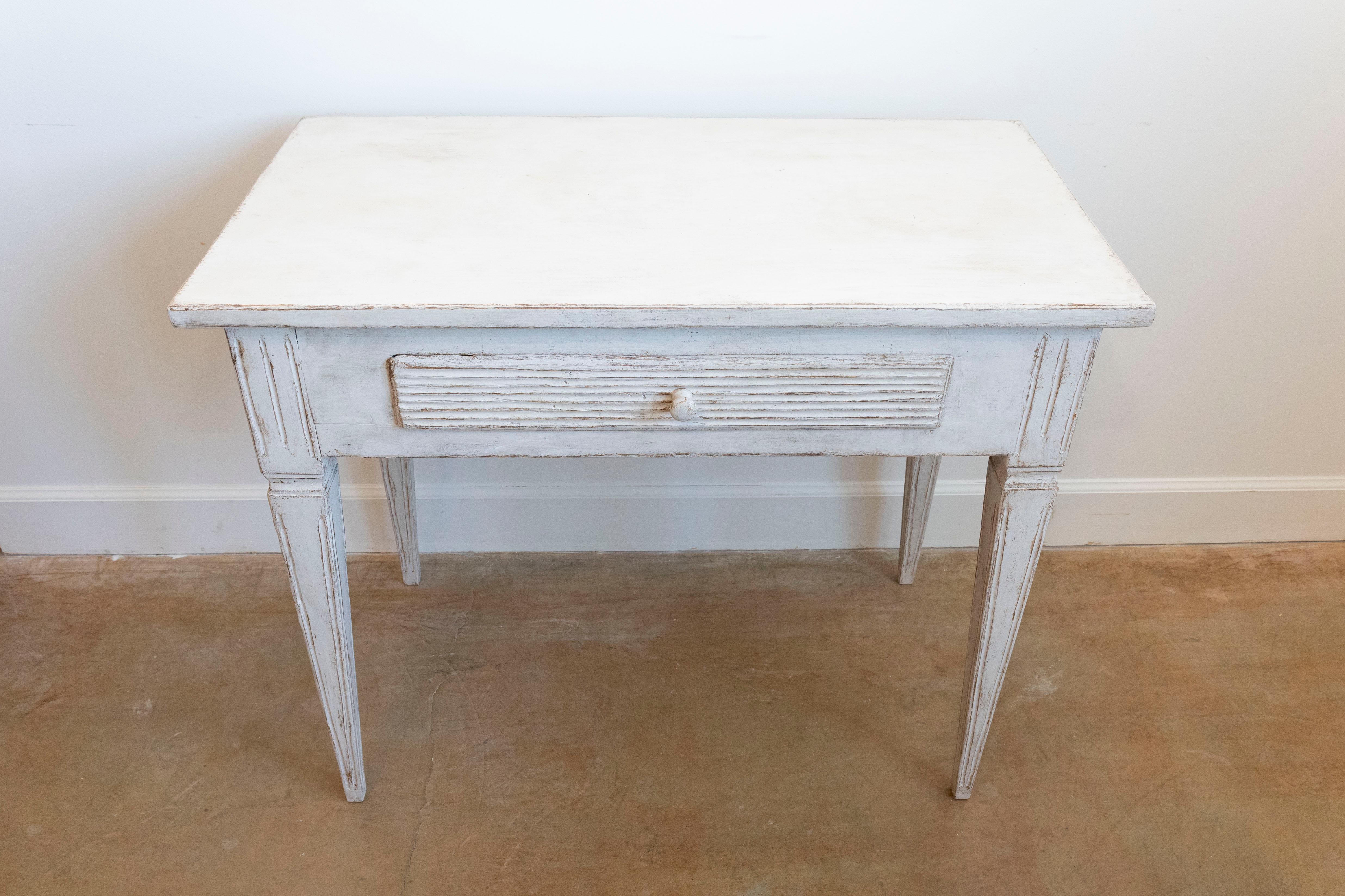 Swedish Gustavian Style Painted Side Table with Reeded Drawer and Tapered Legs In Good Condition For Sale In Atlanta, GA