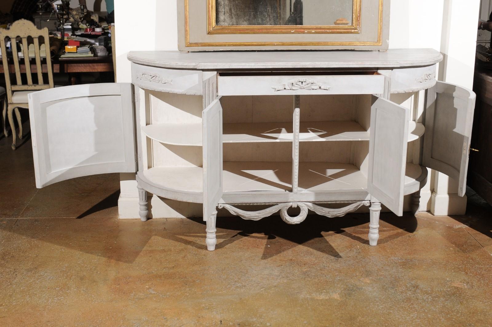 Swedish Gustavian Style Painted Wood Demilune Sideboard with Swags and Ribbons (20. Jahrhundert)