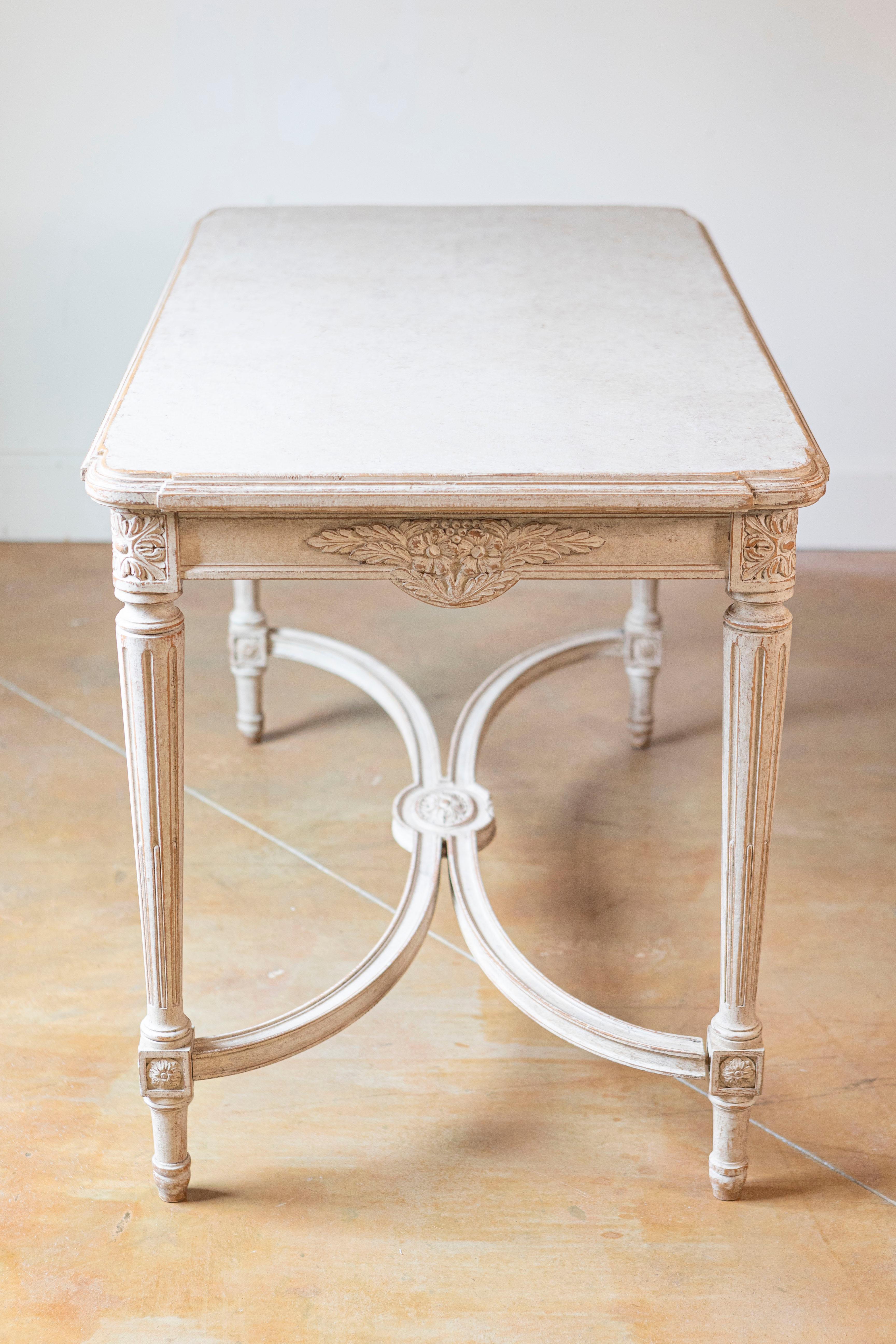 Swedish Gustavian Style Painted Wood Tea Table with Fluted Legs, circa 1920 In Good Condition For Sale In Atlanta, GA