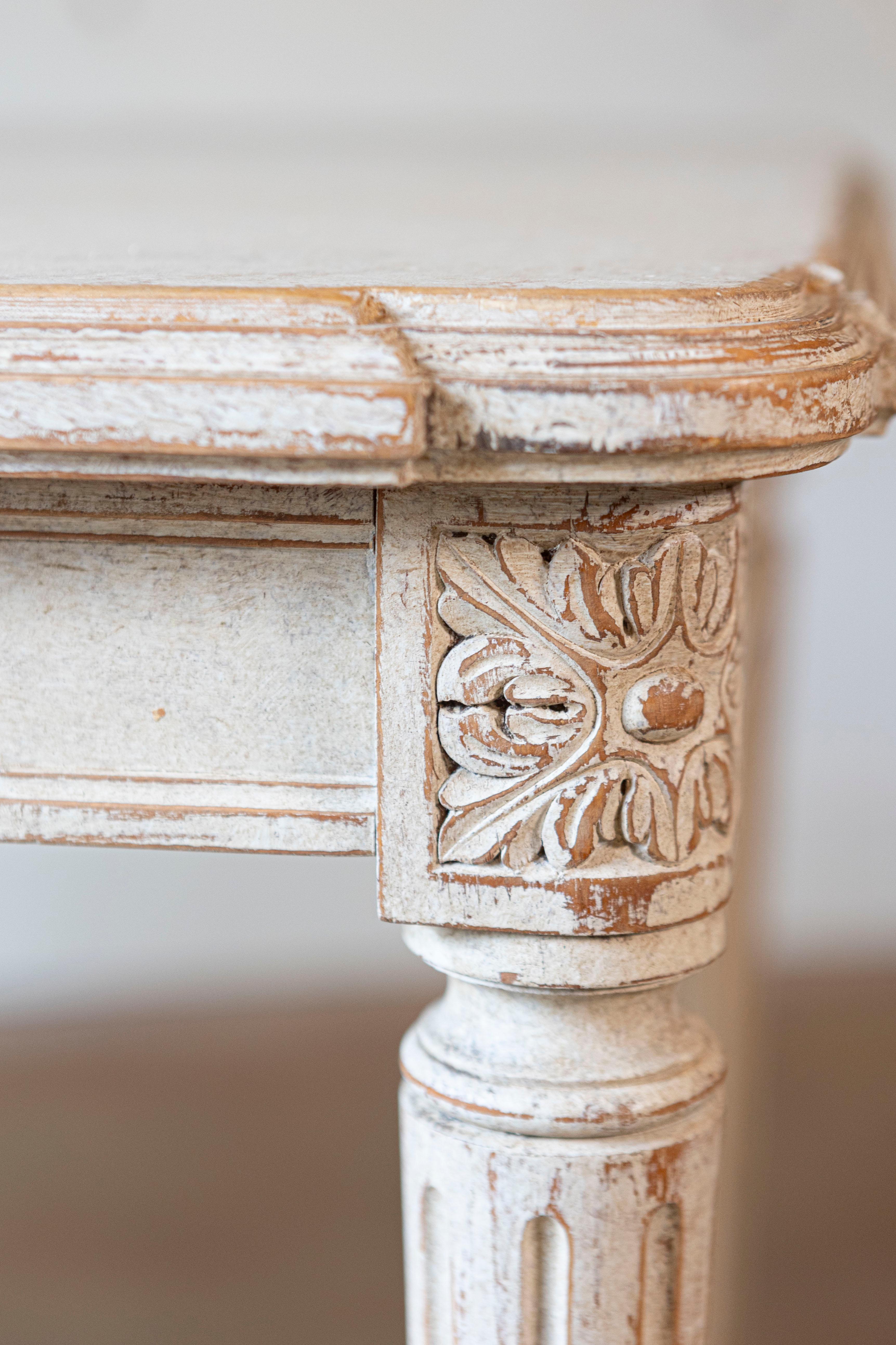 Swedish Gustavian Style Painted Wood Tea Table with Fluted Legs, circa 1920 For Sale 2