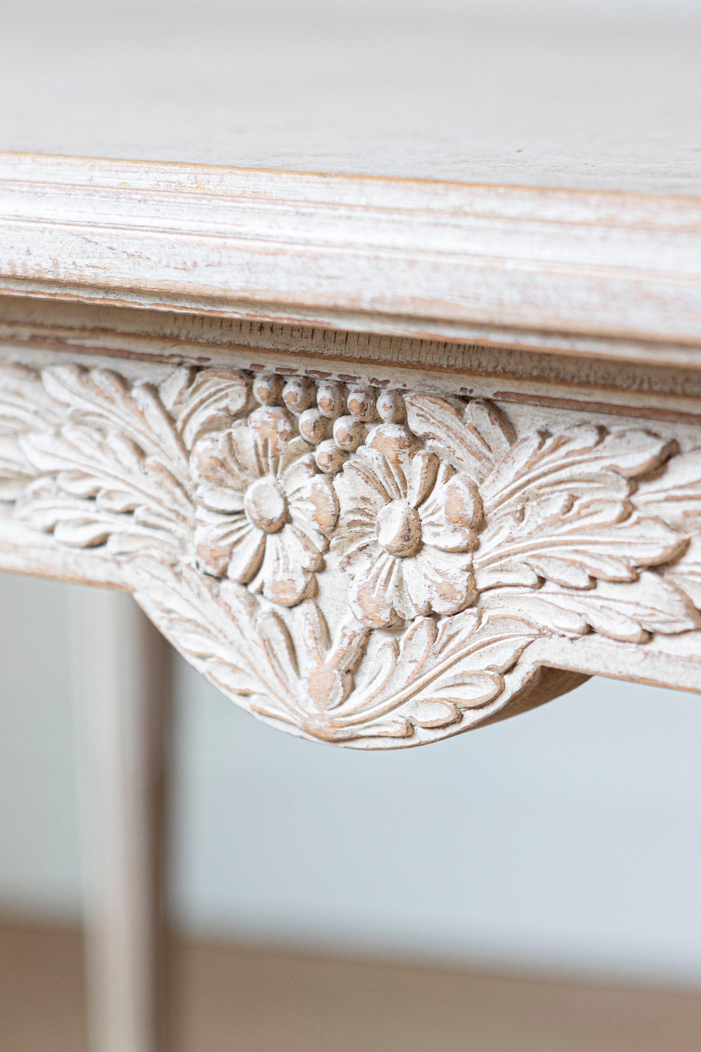 Swedish Gustavian Style Painted Wood Tea Table with Fluted Legs, circa 1920 For Sale 3