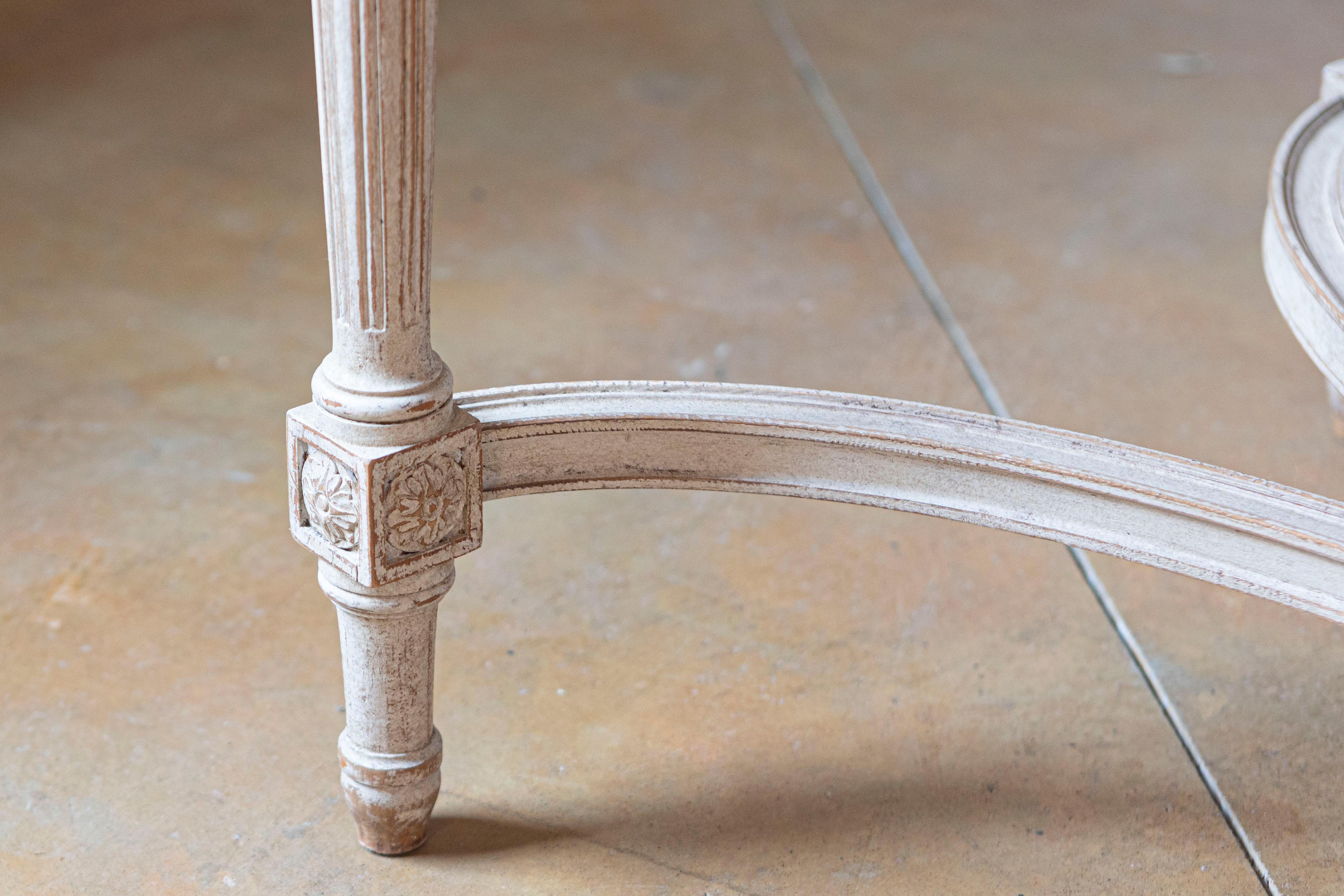 Swedish Gustavian Style Painted Wood Tea Table with Fluted Legs, circa 1920 For Sale 4