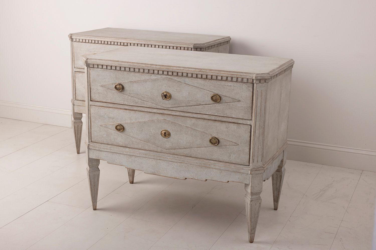 Swedish Gustavian Style Pair of Painted Bedside Commodes In Excellent Condition In Wichita, KS