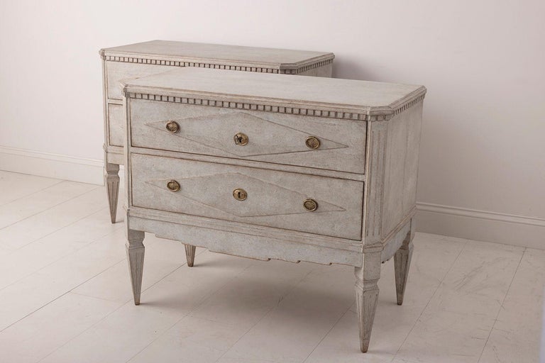 Swedish Gustavian Style Pair of Painted Bedside Commodes In Excellent Condition For Sale In Wichita, KS