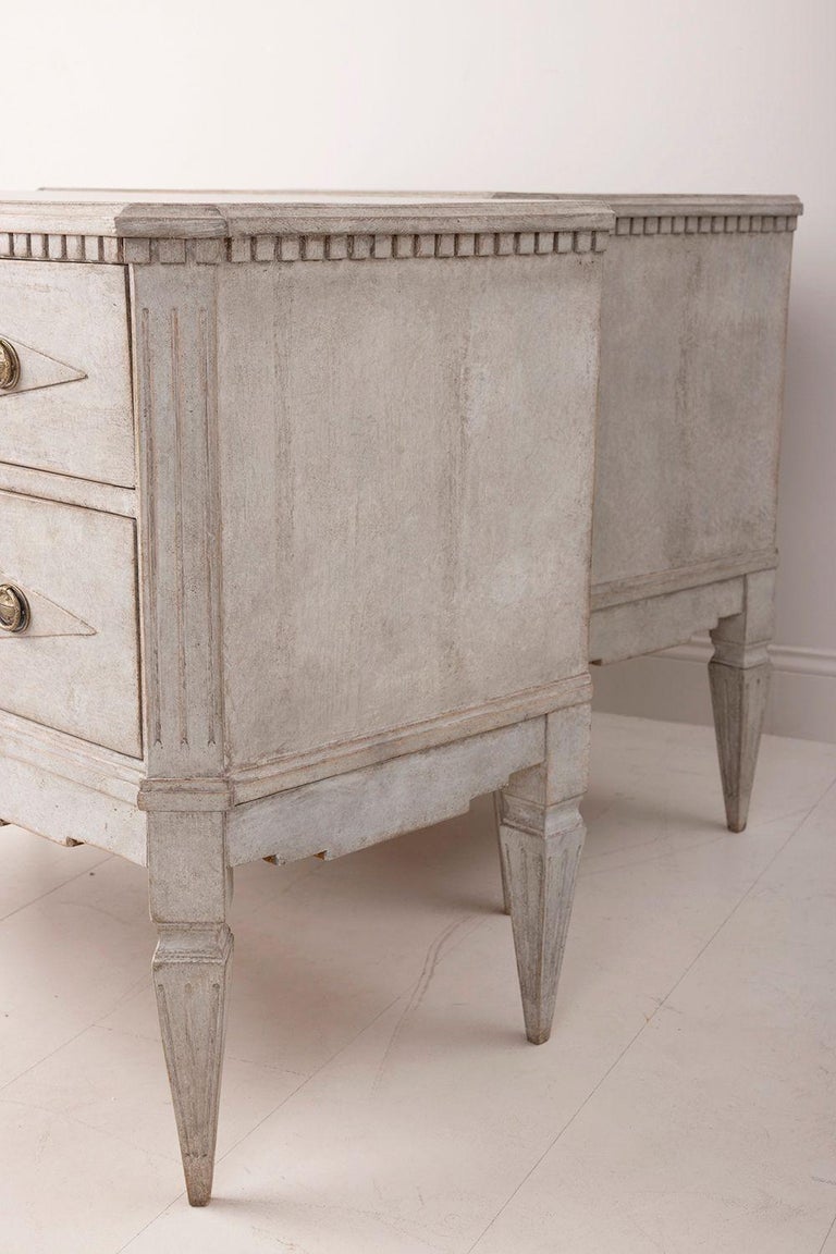 Swedish Gustavian Style Pair of Painted Bedside Commodes For Sale 1
