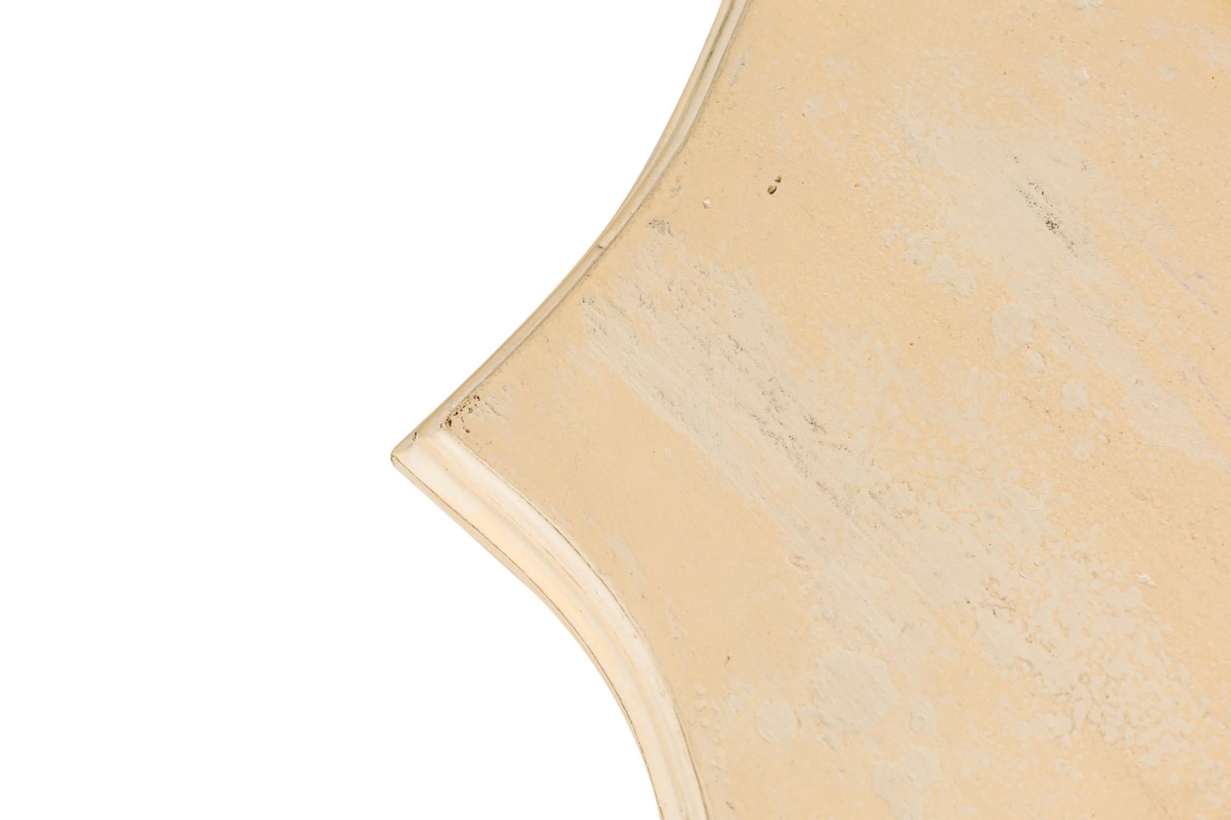 Mesa consola sueca de estilo Gustaviano pintada de amarillo pálido con tapa demiluna Pintado a mano en venta