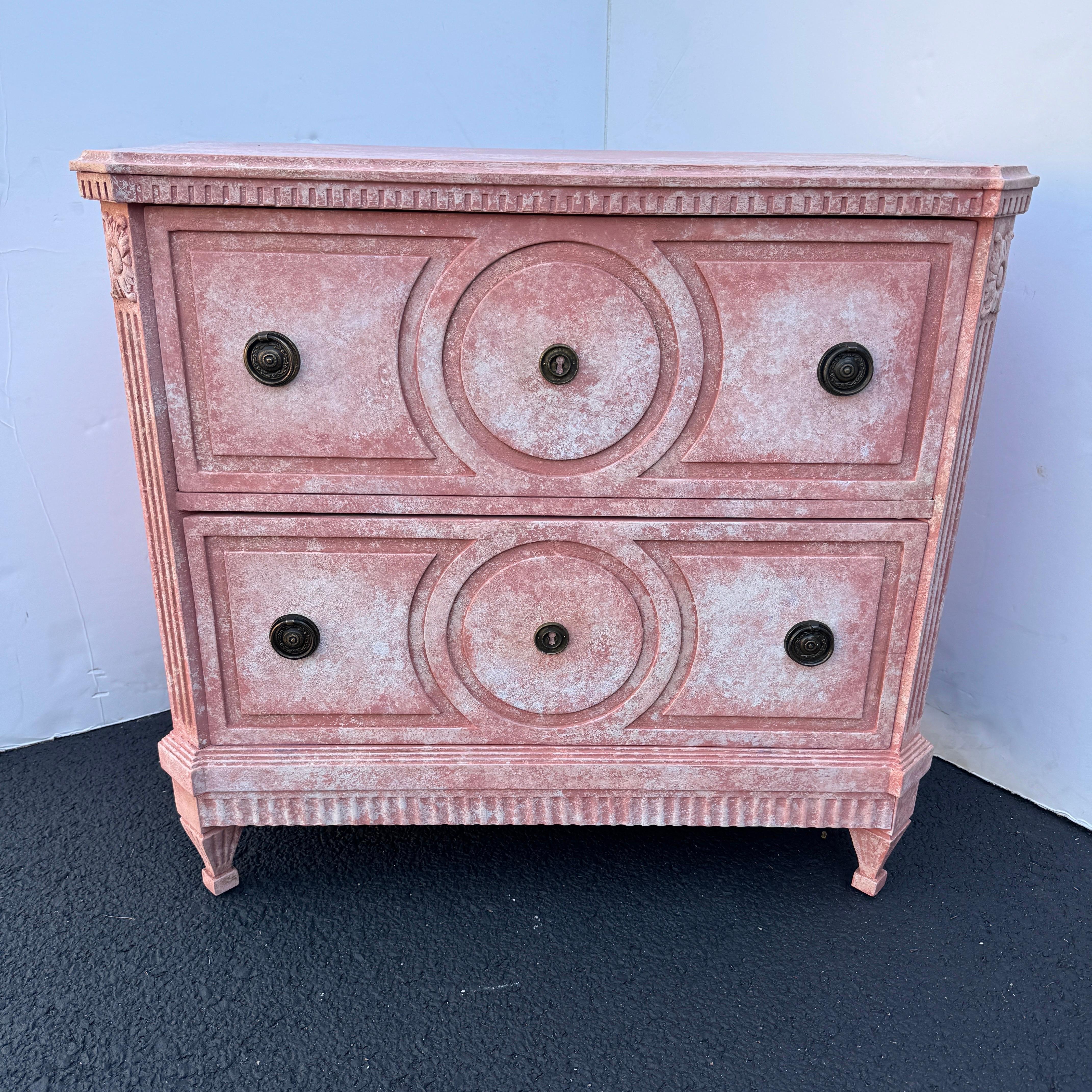 Cómoda Pintada de Rosa Estilo Gustaviano Sueco Europeo en venta