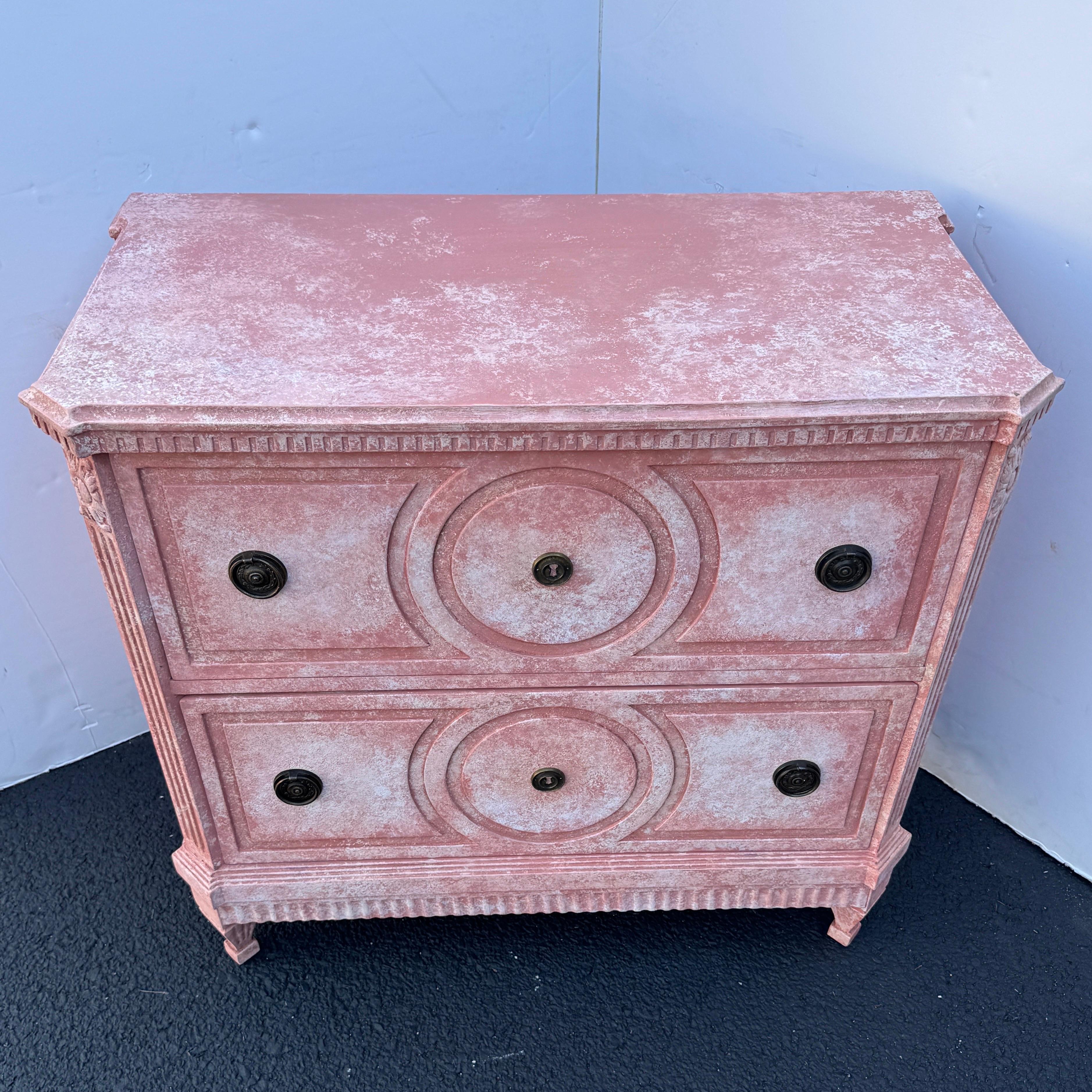 Cómoda Pintada de Rosa Estilo Gustaviano Sueco Pintado a mano en venta