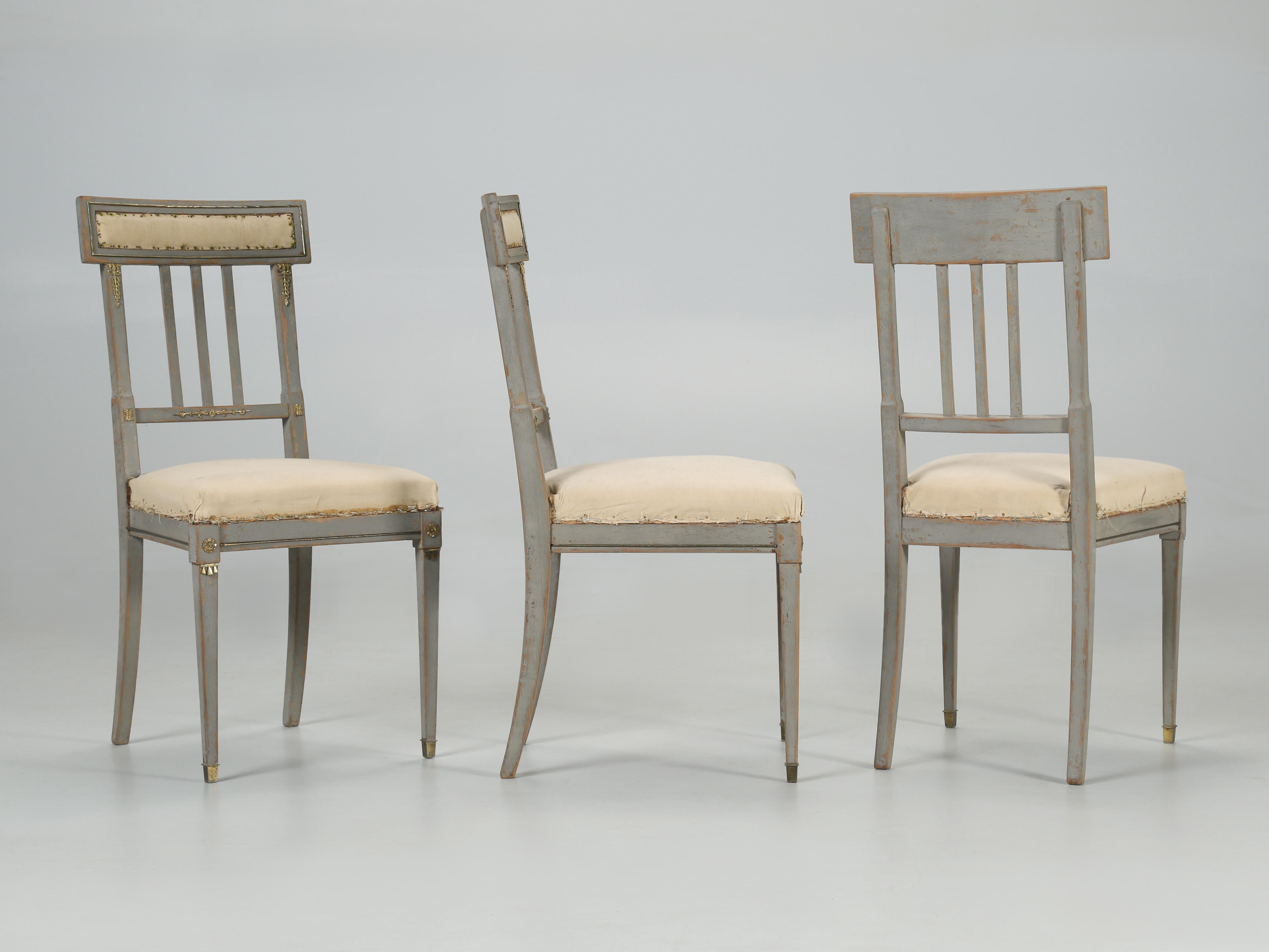 Swedish set of (4) Gustavian style dining chairs in their original muted grey paint that leans to the blues. Gustavian (c 1770-1785) Gustavian furniture style originated in the late 1700s under the reign of King Gustav of Sweden. During his teenage
