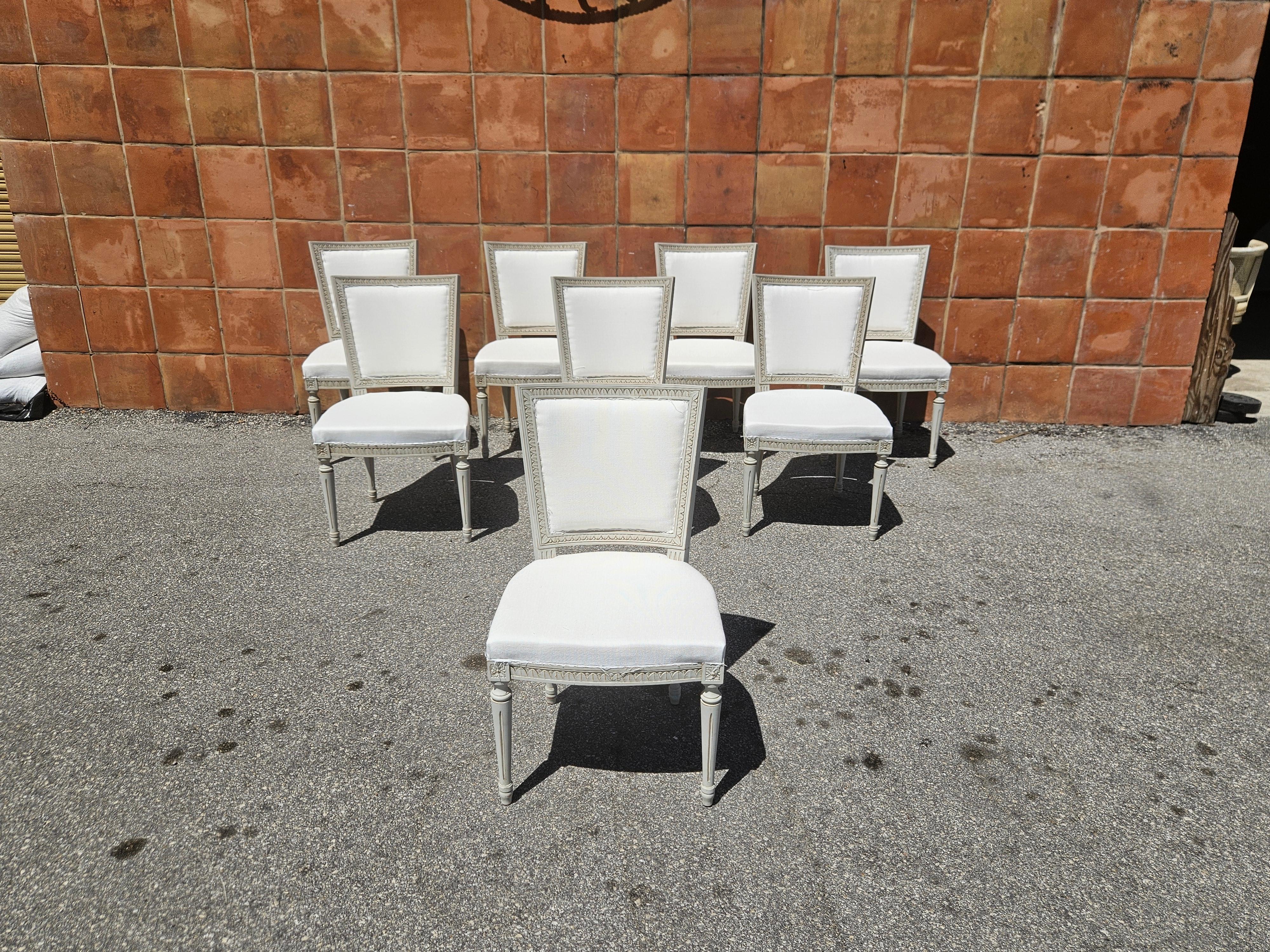 Voici un ensemble unique de 8 chaises d'appoint suédoises de style gustavien. Elles ont été restaurées et repeintes avec de la peinture au lait 