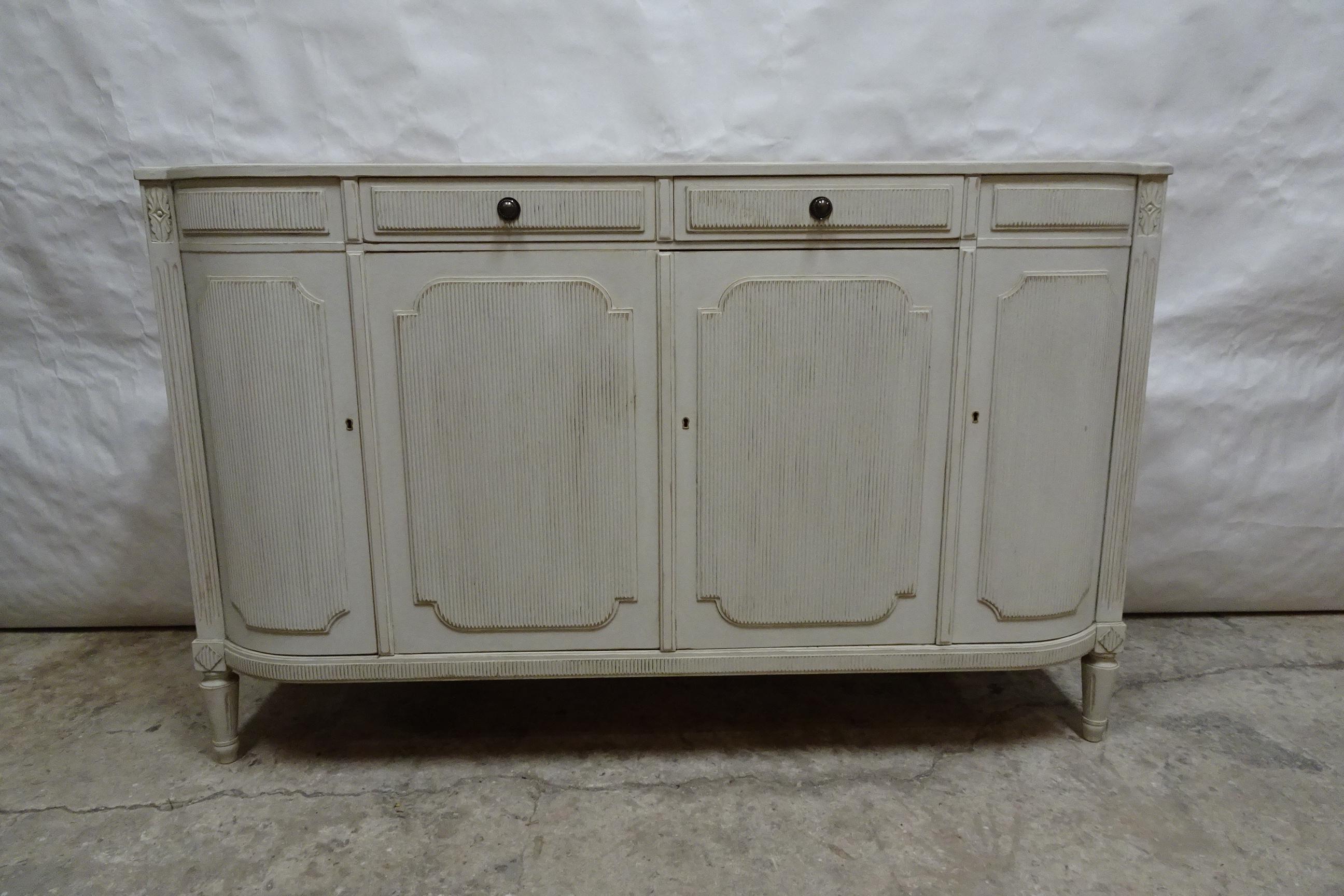 Dies ist ein einzigartiges schwedisches Sideboard im gustavianischen Stil, das restauriert und mit Milchfarben 