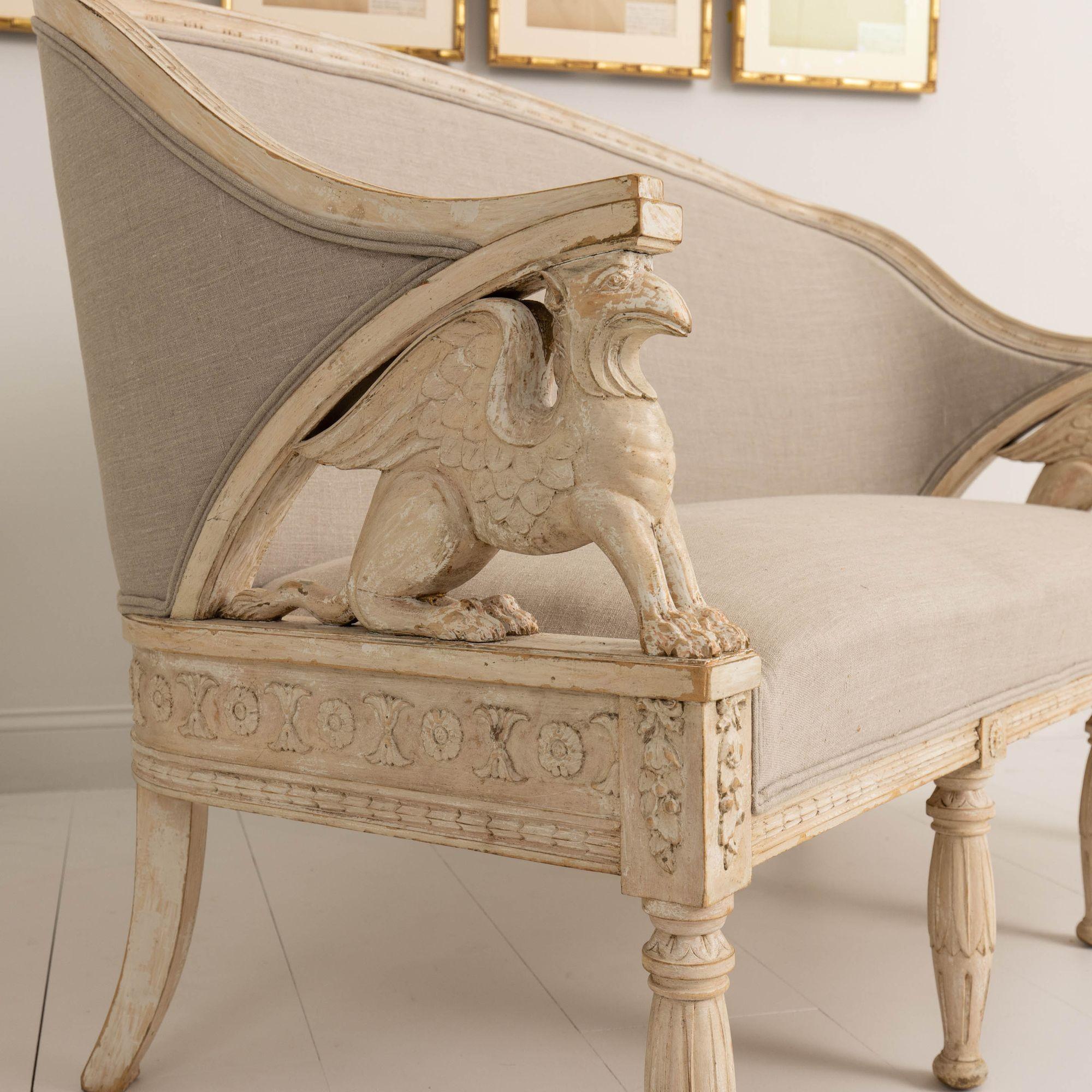 Canapé suédois de style gustavien avec sculptures de Griffin dans sa peinture d'origine en vente 8