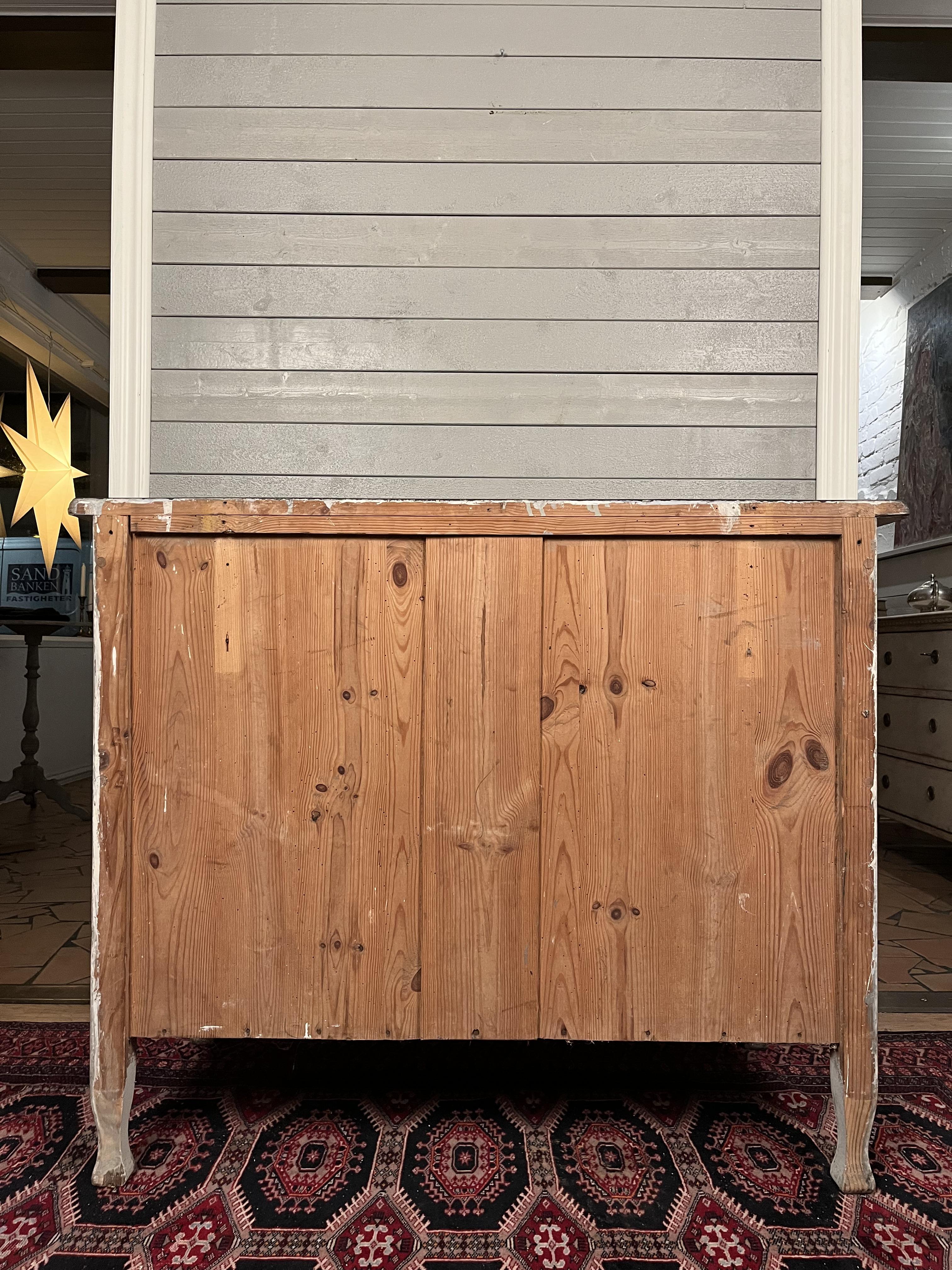 Swedish Gustavian style three-drawer chest from circa 1900 For Sale 4