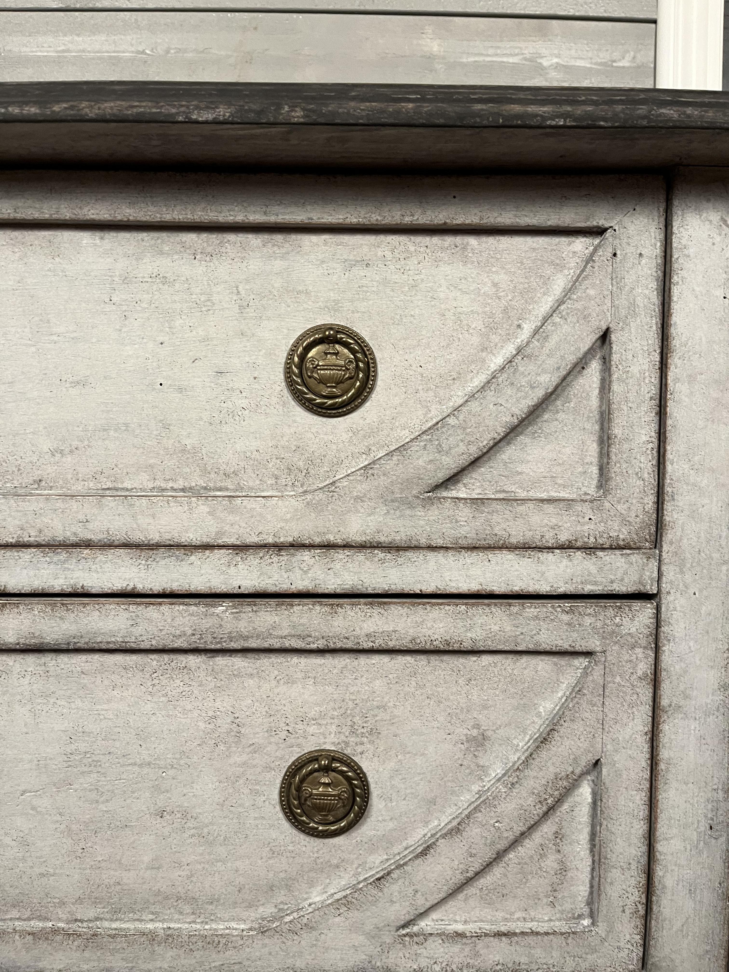 Swedish Gustavian style three-drawer chest from circa 1900 In Good Condition For Sale In Kvidinge, SE