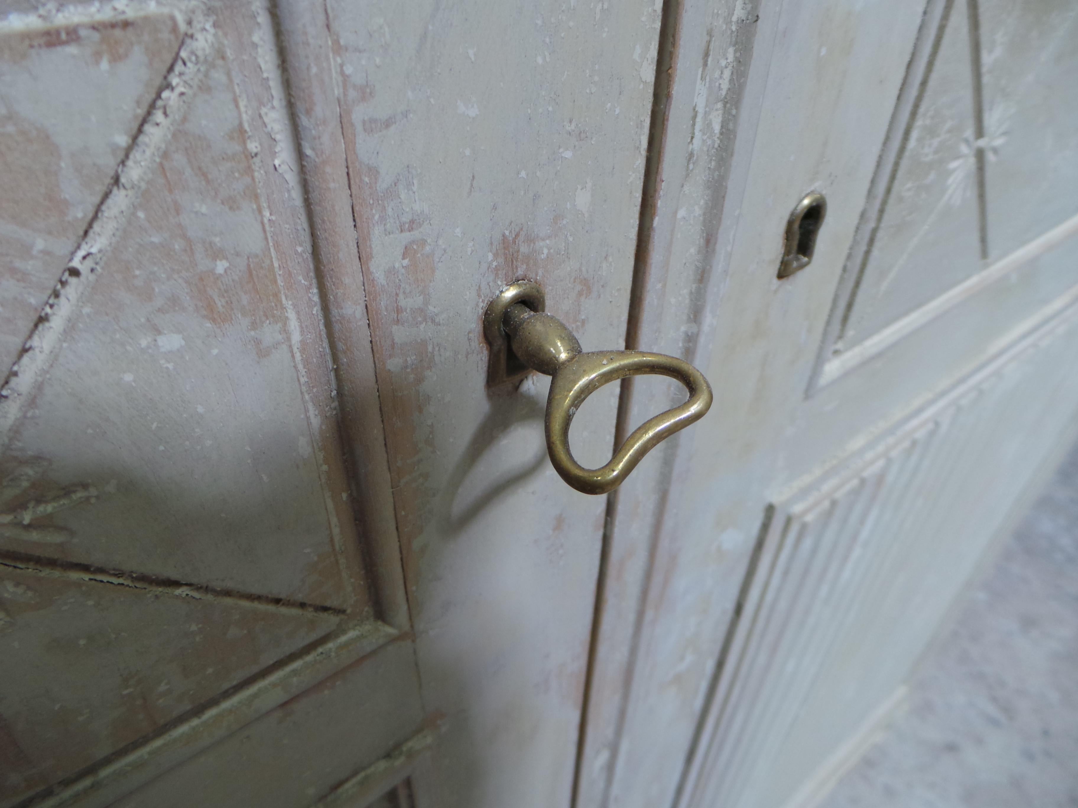 Schwedischer Kleiderschrank im Gustavianischen Stil, 100% Originalfarbe (Frühes 20. Jahrhundert) im Angebot