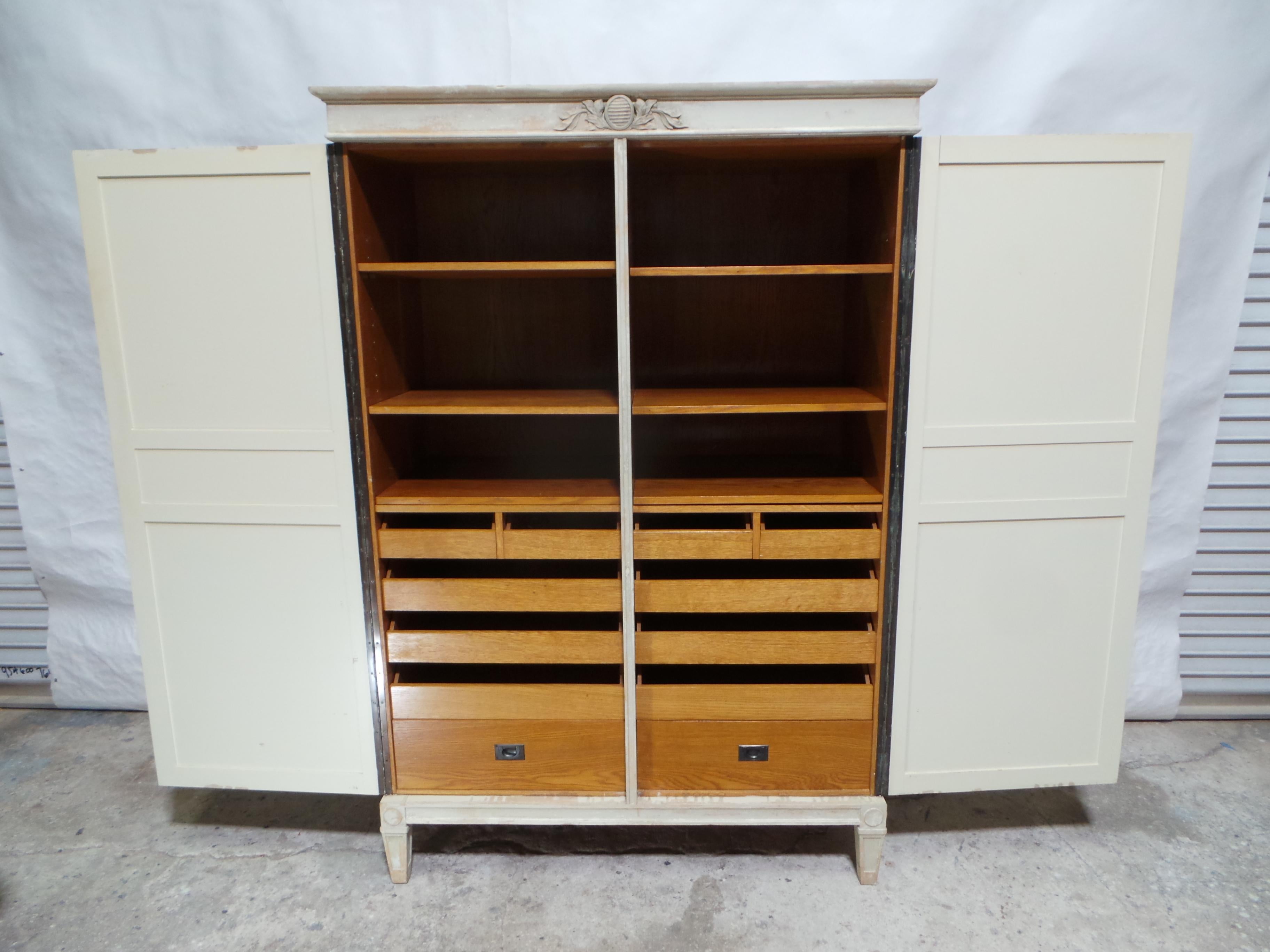Schwedischer Kleiderschrank im Gustavianischen Stil, 100% Originalfarbe im Angebot 2