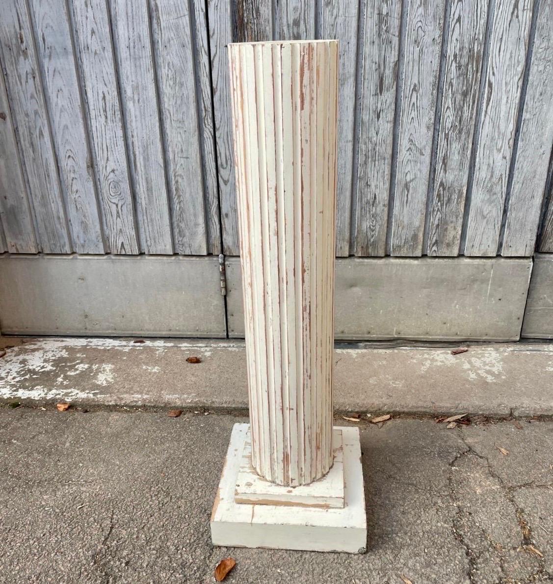 Intagliato a mano Colonna svedese gustaviana alta dipinta in Wood in vendita