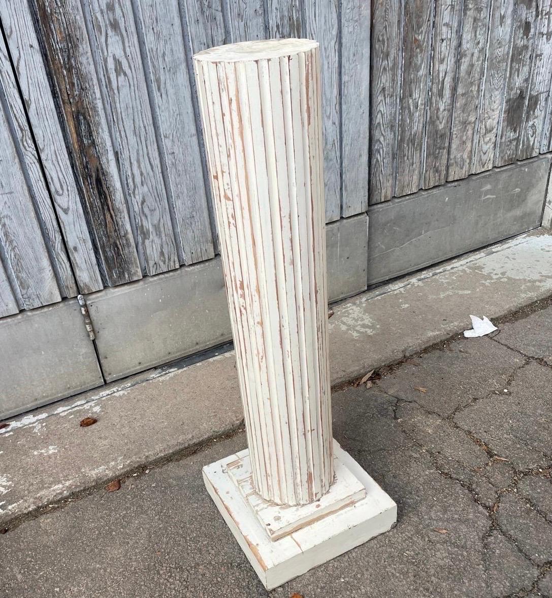 Legno Colonna svedese gustaviana alta dipinta in Wood in vendita