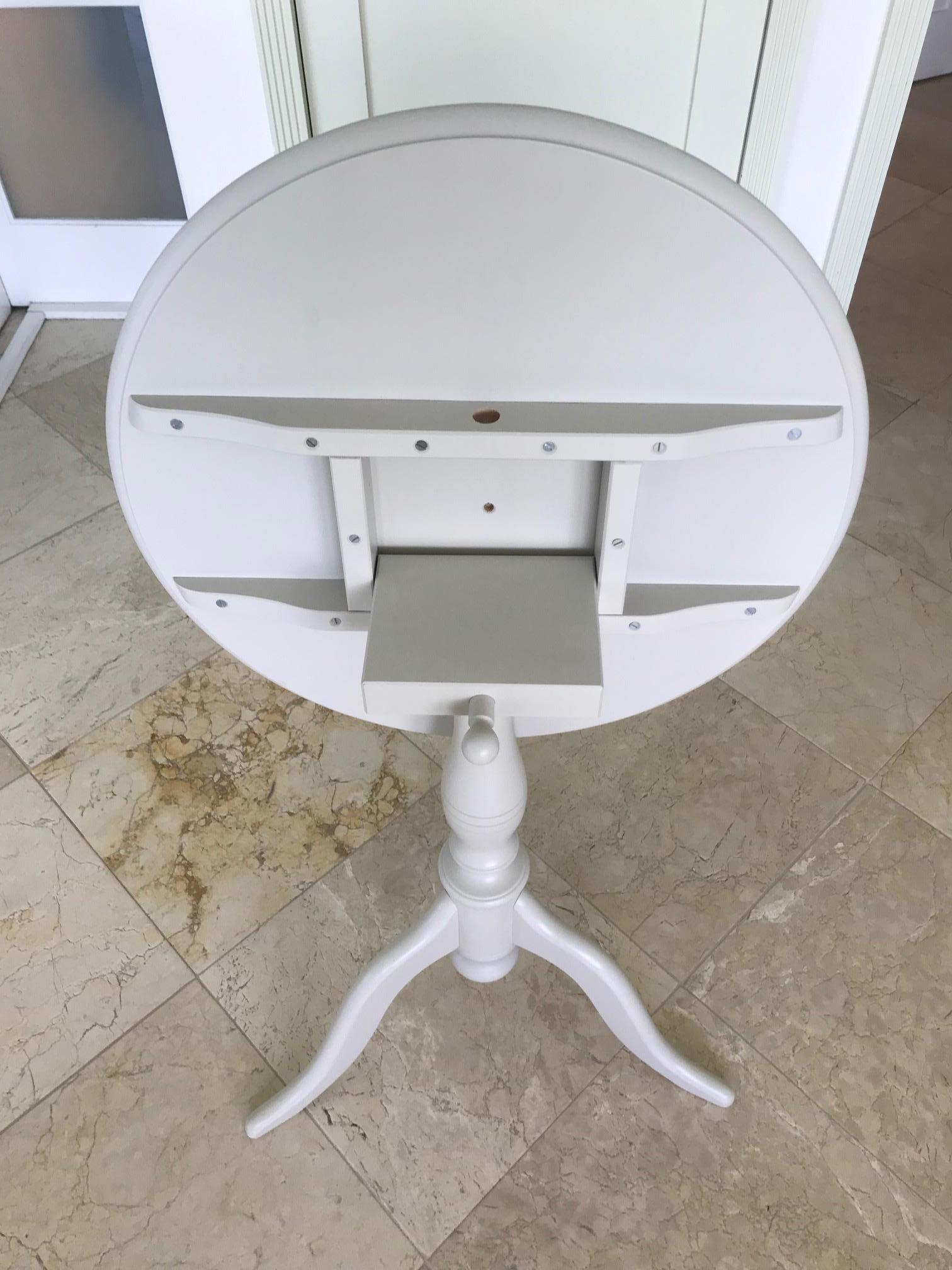 Swedish Gustavian Tilt Top Side Table in Hand Carved and Painted Wood In Good Condition In Fort Lauderdale, FL