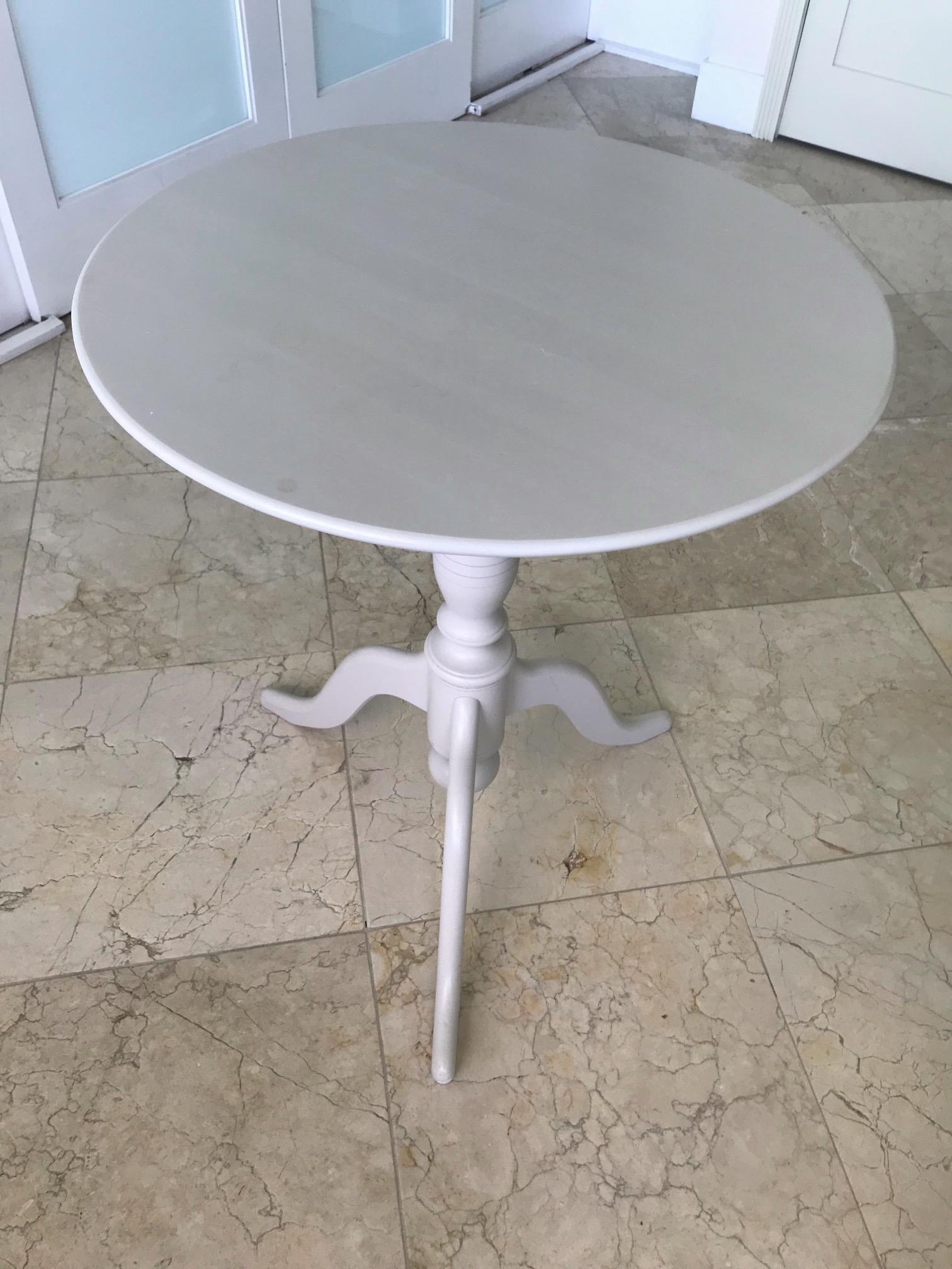 Swedish Gustavian Tilt Top Side Table in Hand Carved and Painted Wood 3