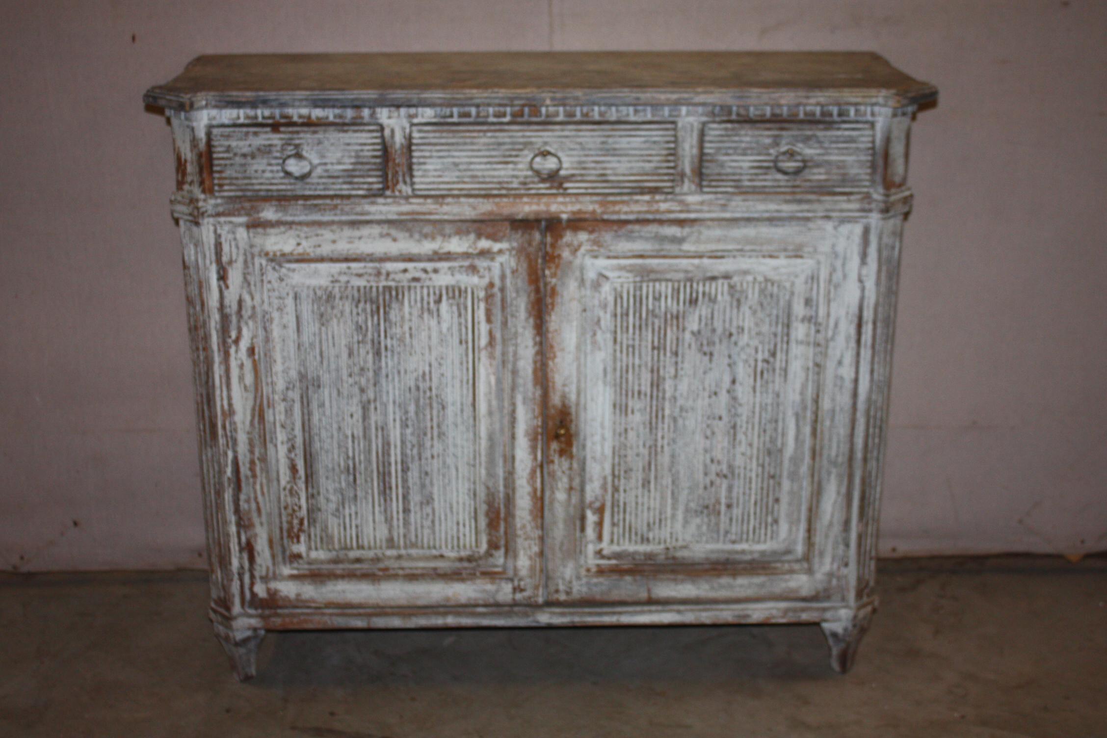 This is a great looking Gustavian two-door buffet. It has a very nice patina. It does not have that much age, probably from the latter 20th century. It is nicely constructed and has a good look.