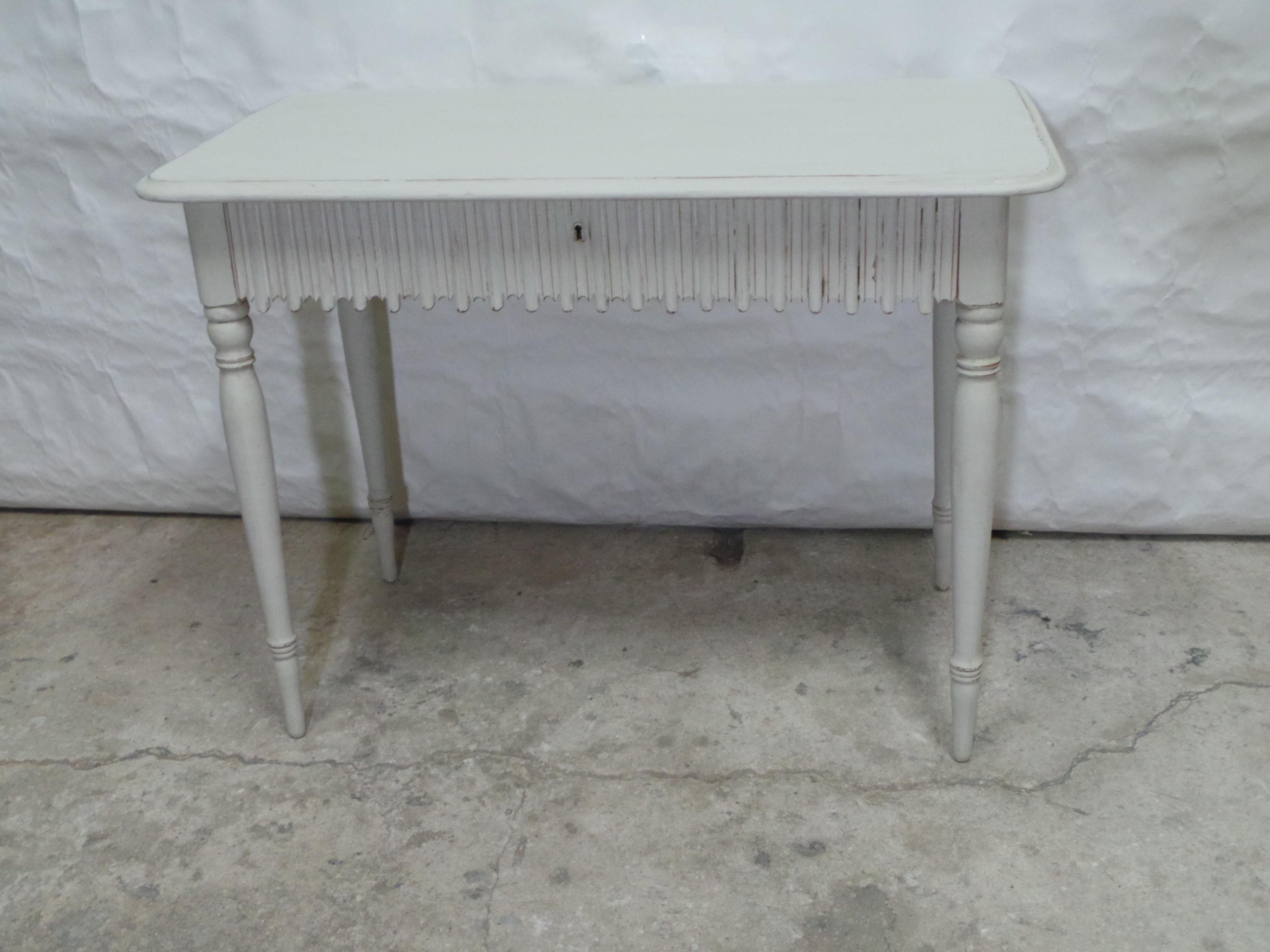 Swedish Gustavian Unique Scalloped Desk In Good Condition For Sale In Hollywood, FL