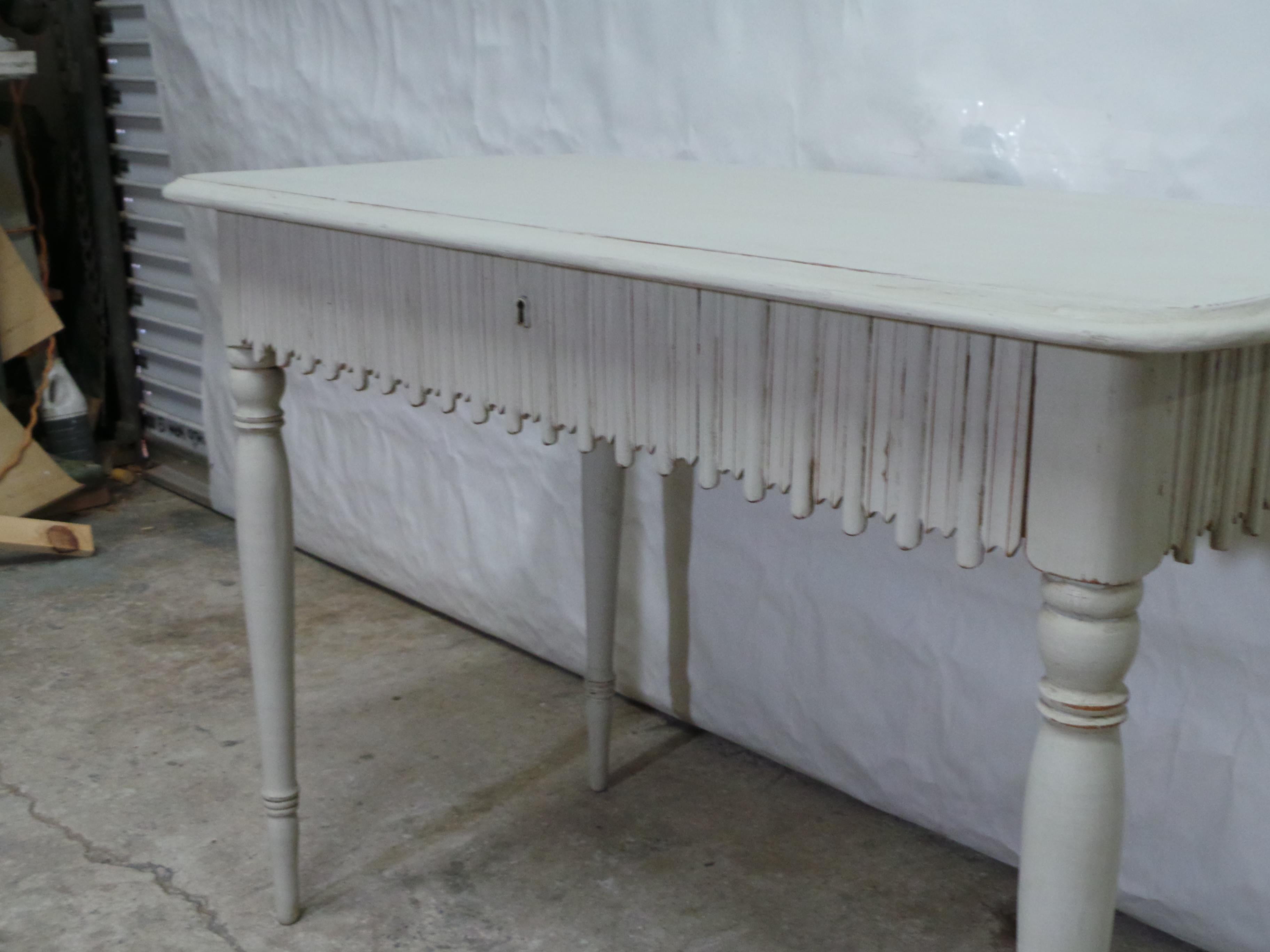 Schwedischer Gustavianischer Schreibtisch mit Wellenschliff (Mittleres 19. Jahrhundert) im Angebot