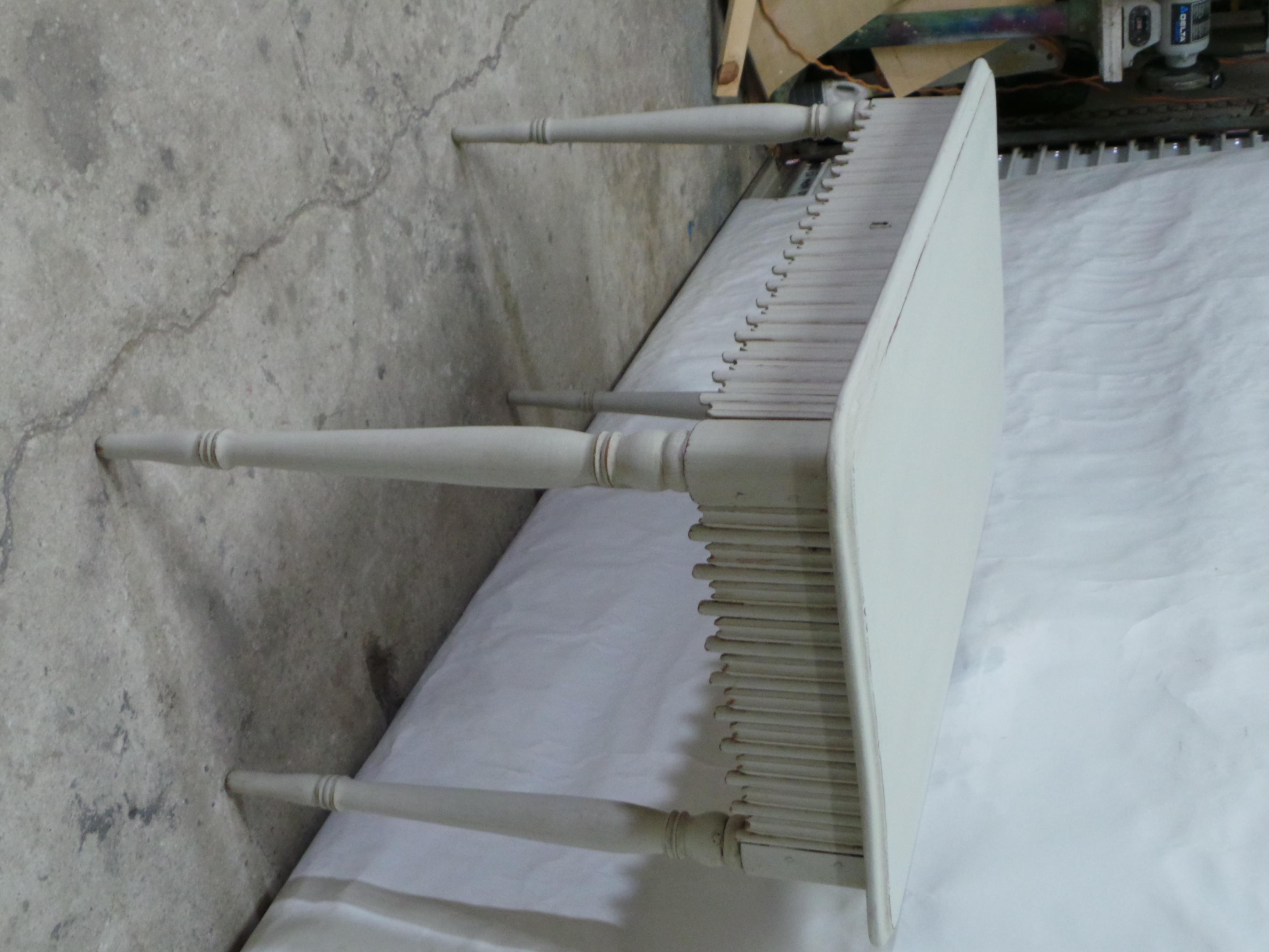 Schwedischer Gustavianischer Schreibtisch mit Wellenschliff (Kiefernholz) im Angebot