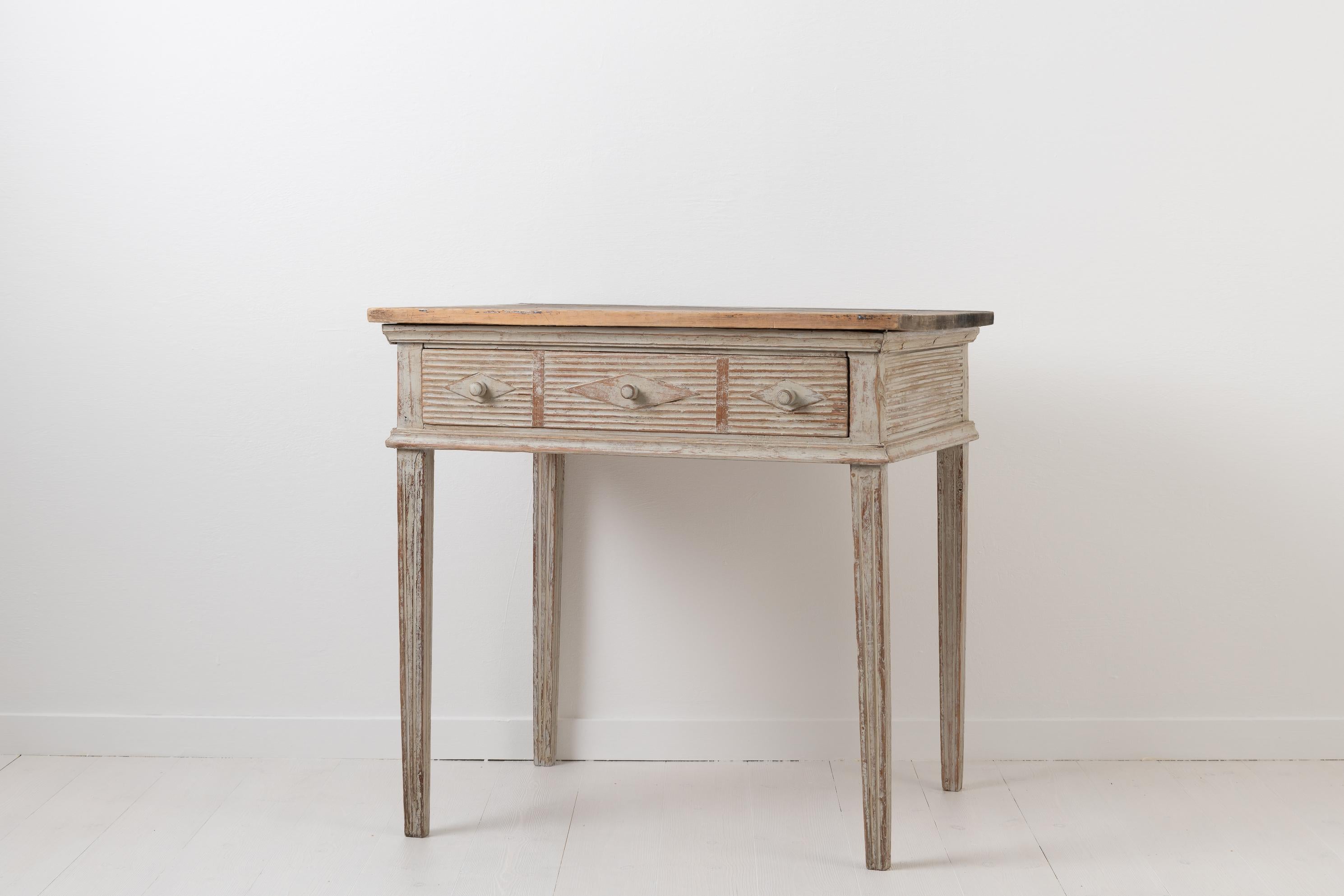 Gustavian wall table from northern Sweden, made circa 1790. The table has the recognizable straight lines and delicate detailing of the Gustavian period. Characteristic straight legs with a vertical fluted decor. The late 1700s was the Swedish