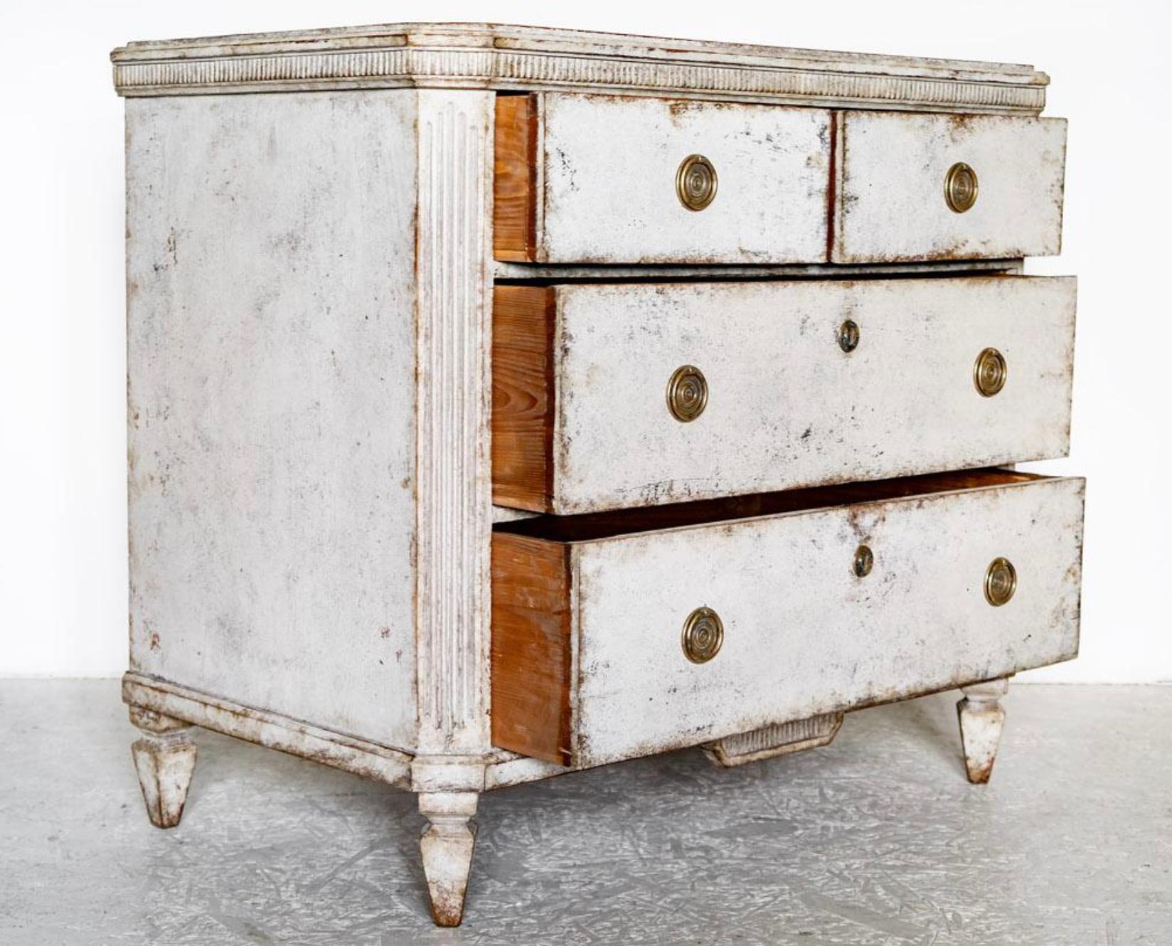 
Circa 1860/1870 antique Swedish Gustavian White Grey painted plain front chest of drawers commode in gustavian style with classic Gustavian detail on the drawer fronts and leading edges. 

It has pyramid feet, ribbed top edge and 3 drawers.