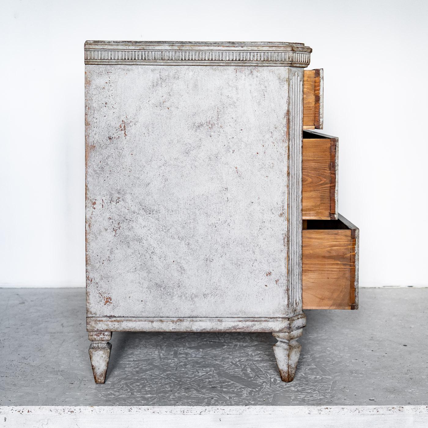 Swedish Gustavian White Grey Painted Chest of Drawers Commode C.1870 In Good Condition In Lewes, England