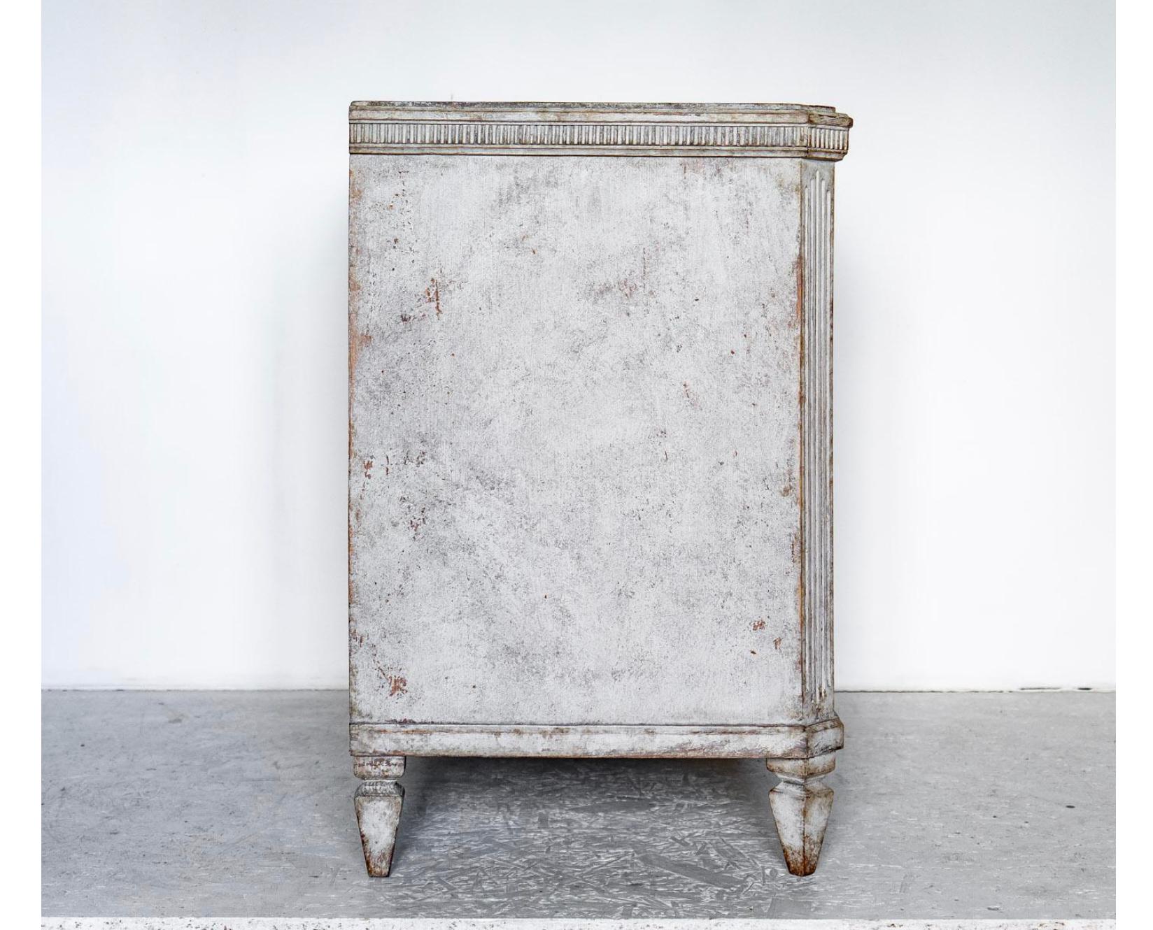 Swedish Gustavian White Grey Painted Chest of Drawers Commode C.1870 In Good Condition For Sale In Lewes, England