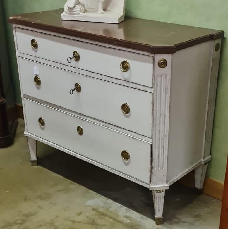 
Antica cassettiera svedese gustaviana dipinta di bianco e grigio in stile gustaviano con dettagli classici gustaviani sui frontali dei cassetti e sugli spigoli. 

Ha un raro piano in marmo e ha un aspetto incantevole.

Ha piedi a piramide, bordo