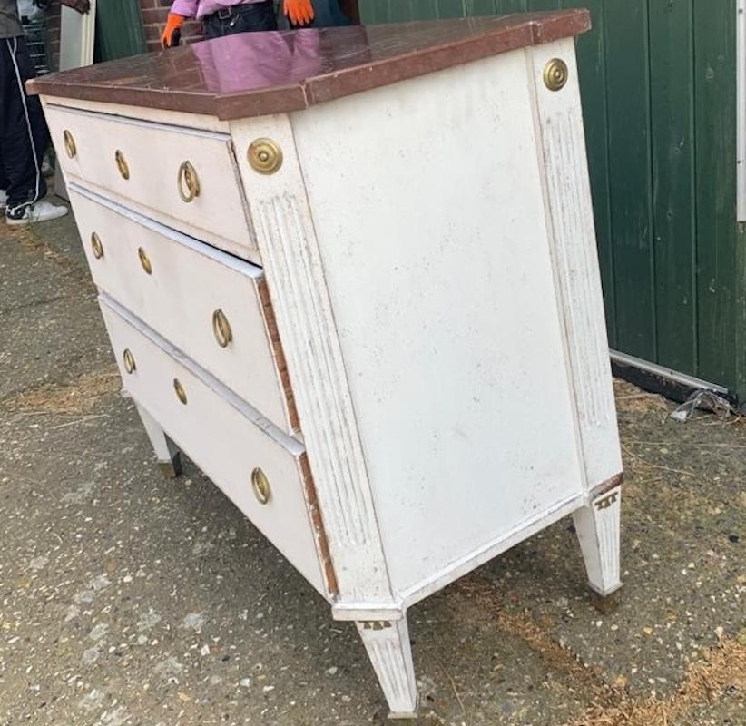 Svedese Cassettone svedese gustaviano con piano in marmo dipinto di grigio bianco 1875 in vendita