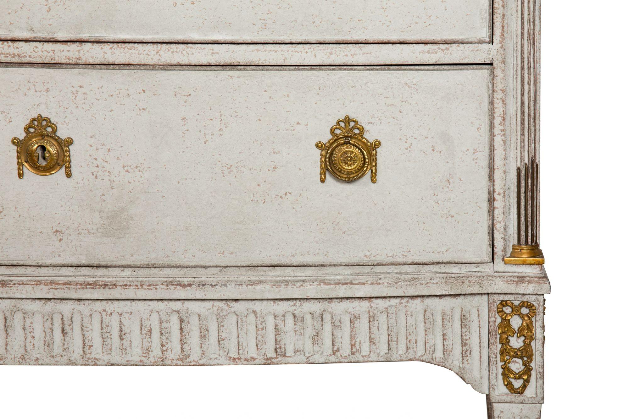 Swedish Gustavian White Painted Chest of Drawers For Sale 4