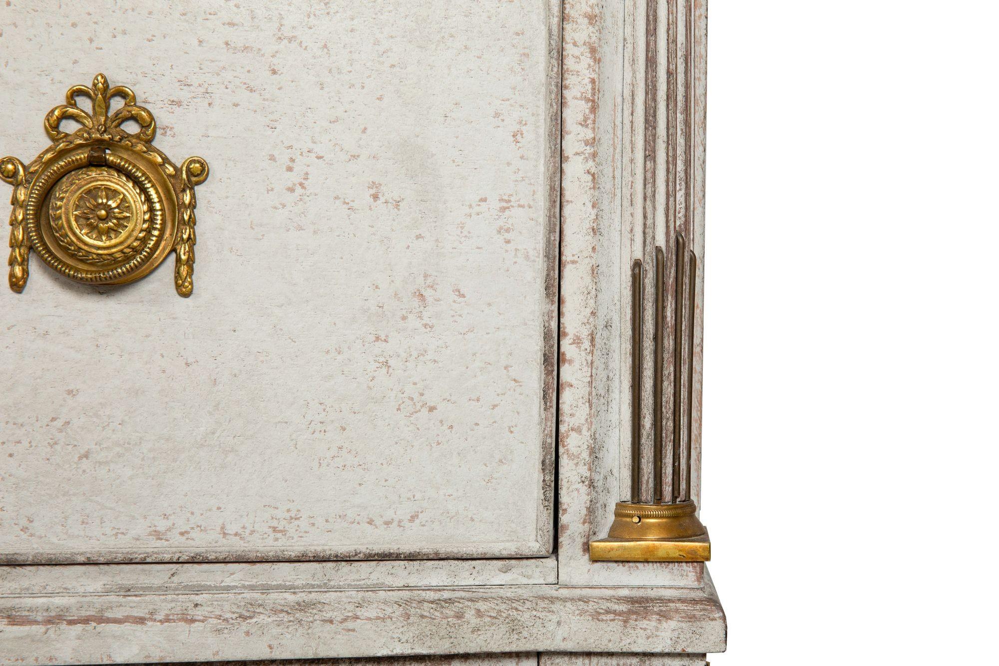 Swedish Gustavian White Painted Chest of Drawers For Sale 12