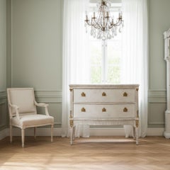 Cómoda Gustaviana Sueca Pintada de Blanco