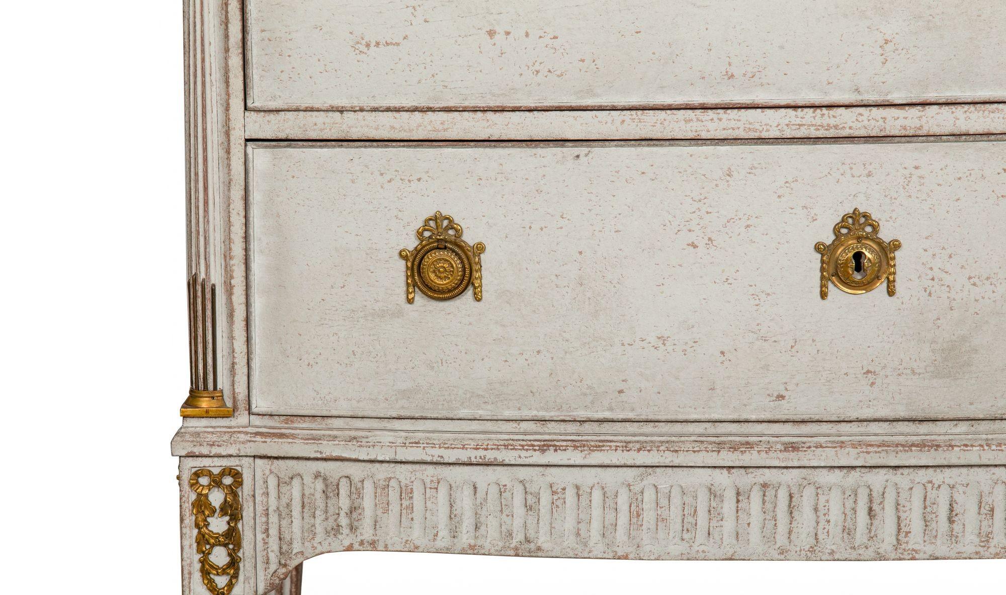 Swedish Gustavian White Painted Chest of Drawers For Sale 3