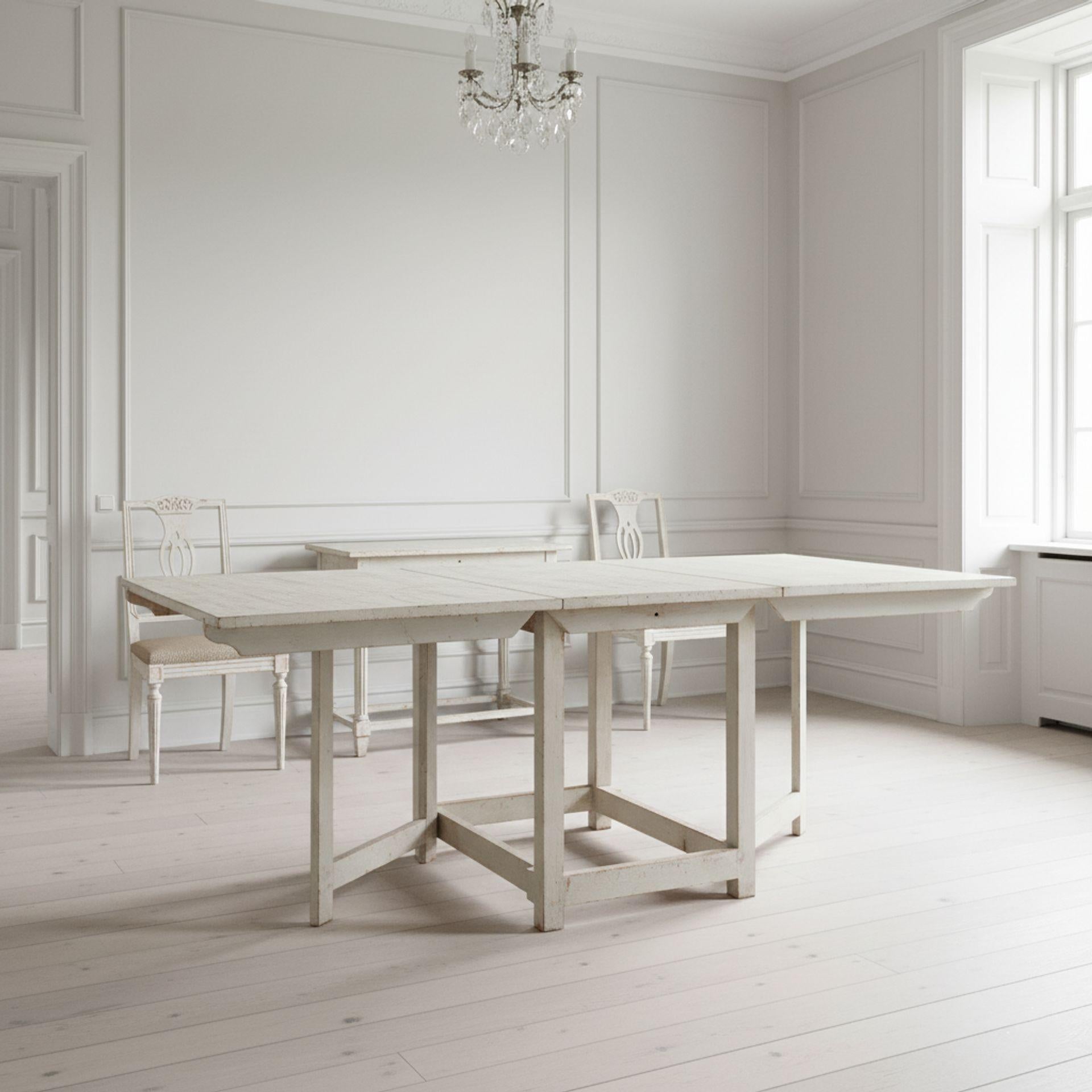 UNE TRÈS BONNE TABLE DE SALLE À MANGER AUTRICHIENNE À PIEDS TOMBANTS EN PEINTURE BLANCHE ANCIENNE

Suède, vers la première moitié du XIXe siècle

29 1/2