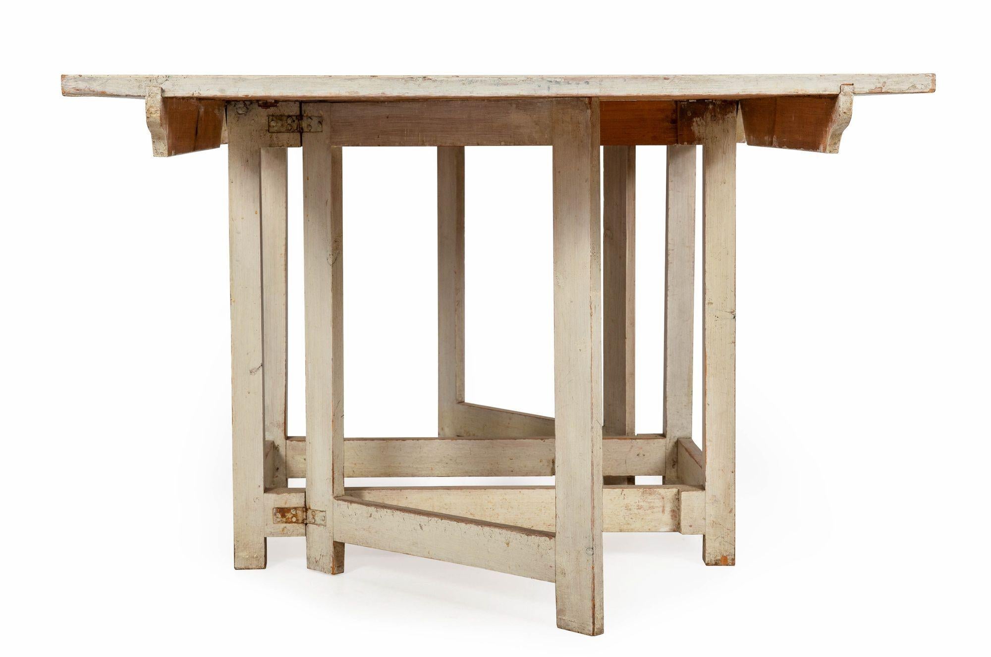 Mesa de Comedor Antigua Gustaviana Sueca Pintada de Blanco con Hojas Caídas Gustaviano en venta