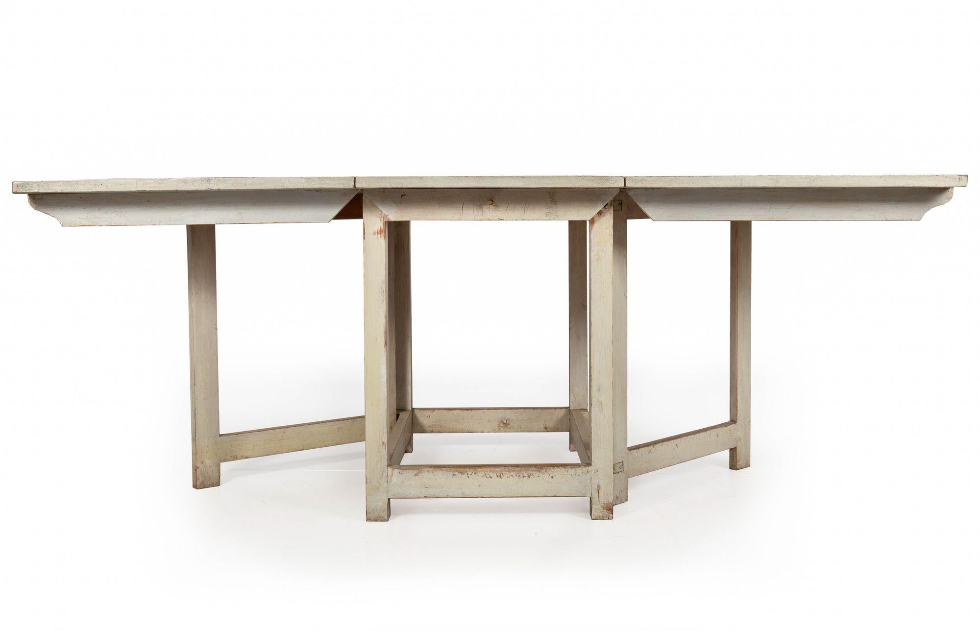 Mesa de Comedor Antigua Gustaviana Sueca Pintada de Blanco con Hojas Caídas Sueco en venta