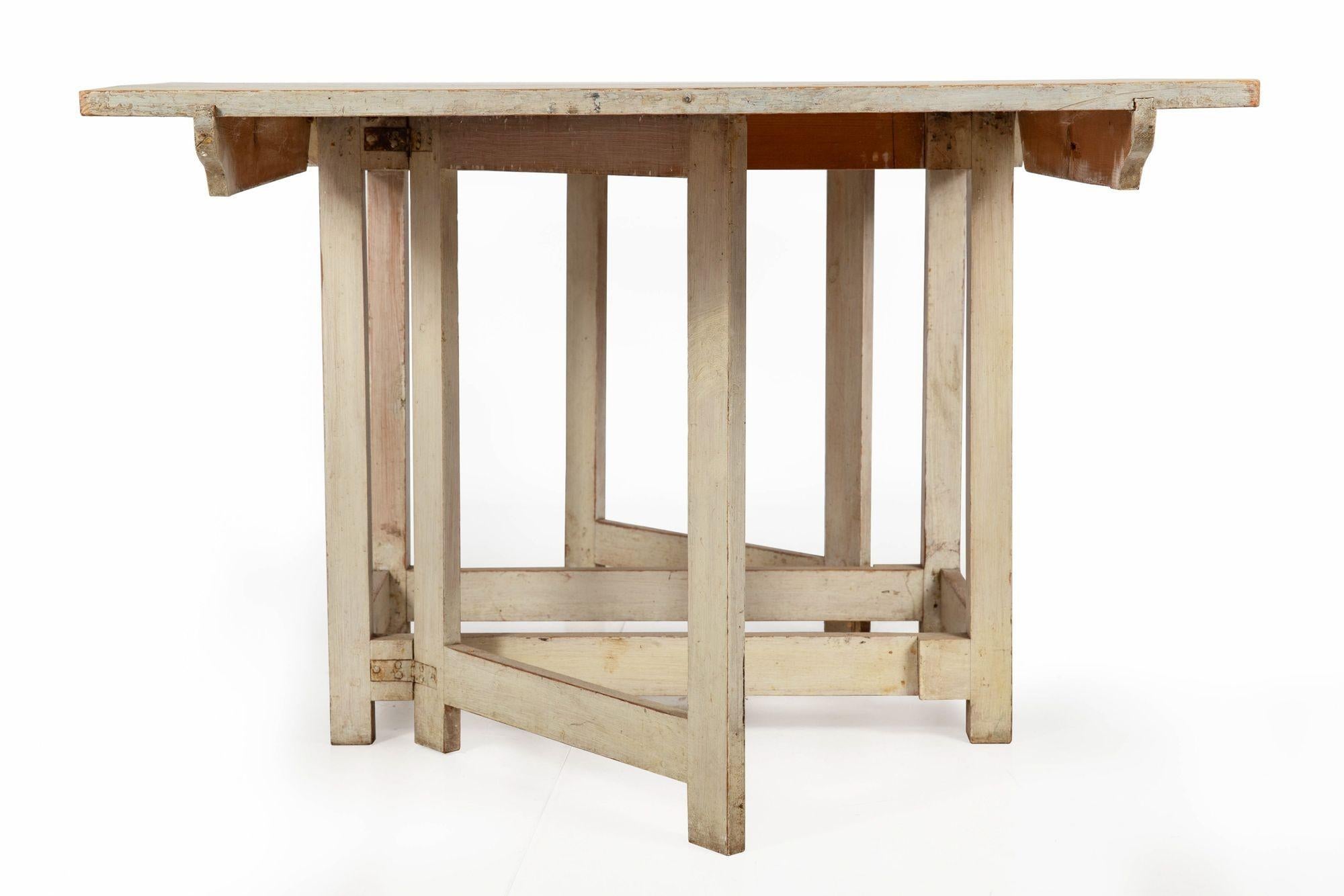 Mesa de Comedor Antigua Gustaviana Sueca Pintada de Blanco con Hojas Caídas Pintado en venta
