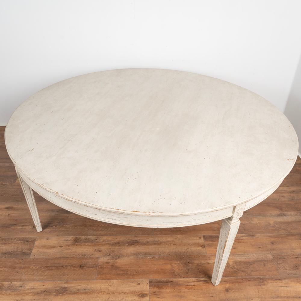 Swedish Gustavian White Painted Round Dining Table In Good Condition In Round Top, TX