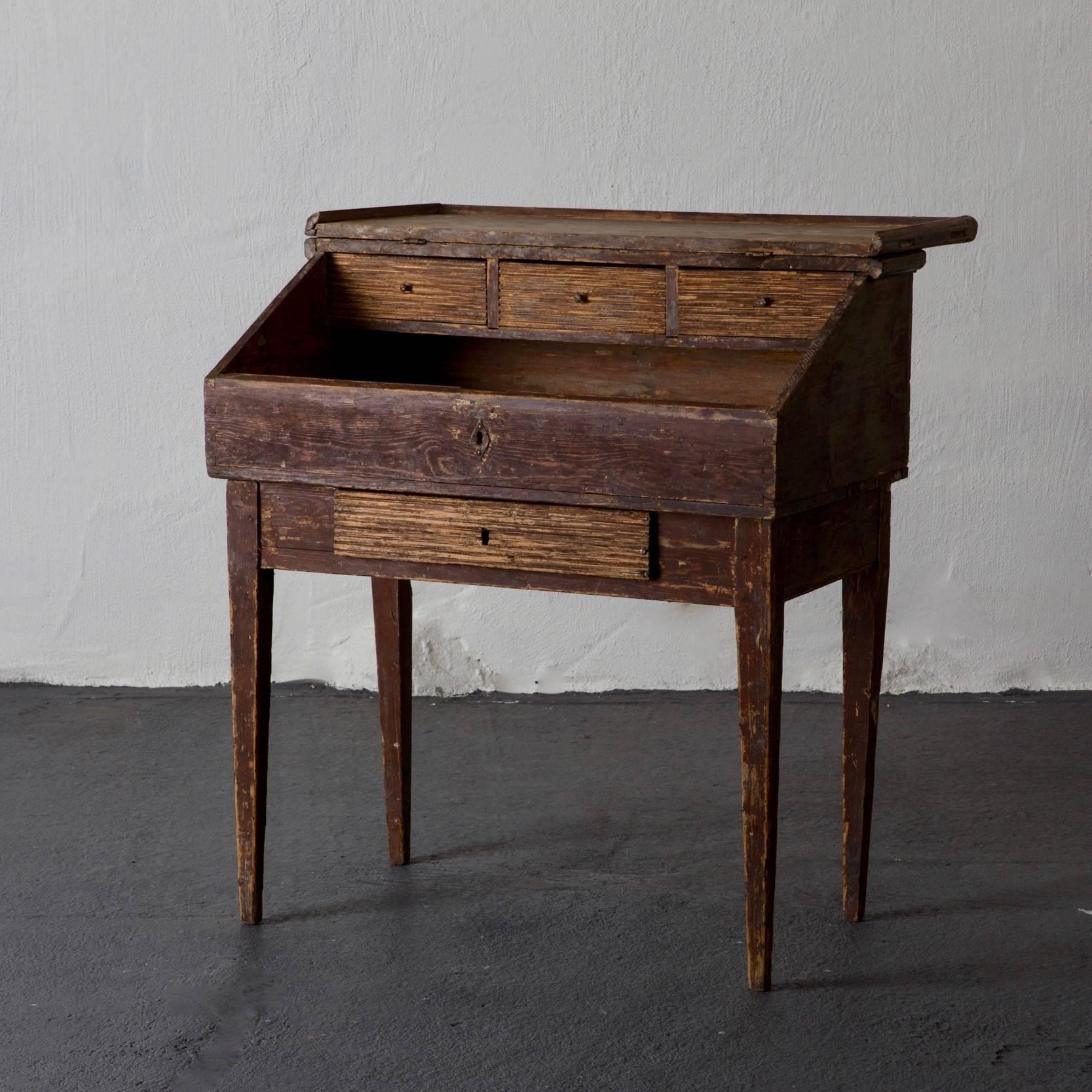 Ein schwedischer Gustavianischer Schreibtisch in Originalfarbe. Verjüngte Beine und eine geriffelte Schublade. Innenraum mit 3 geriffelten Schubladen.